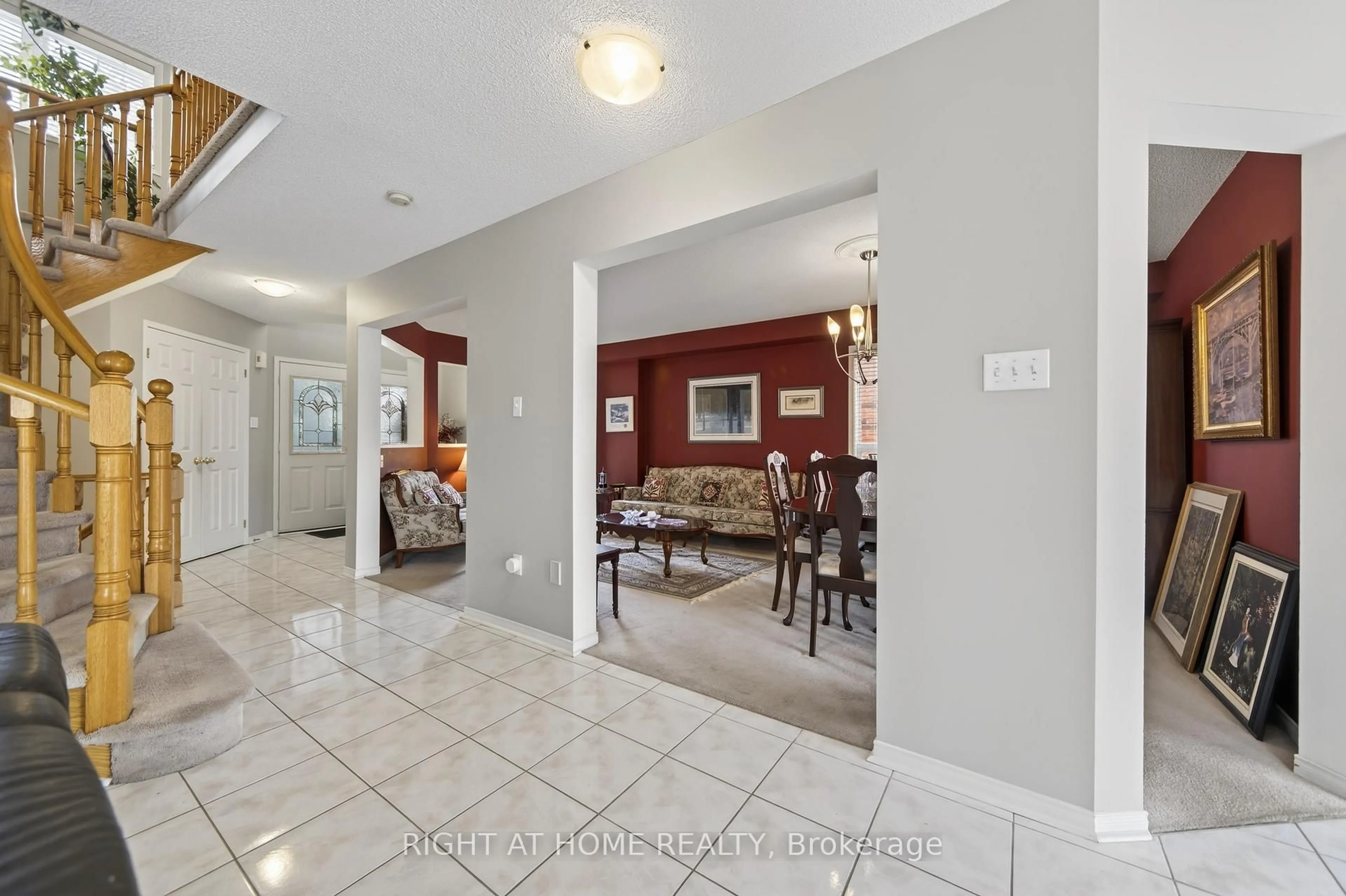 Indoor foyer for 1338 Vincent Cres, Innisfil Ontario L9S 1Z8
