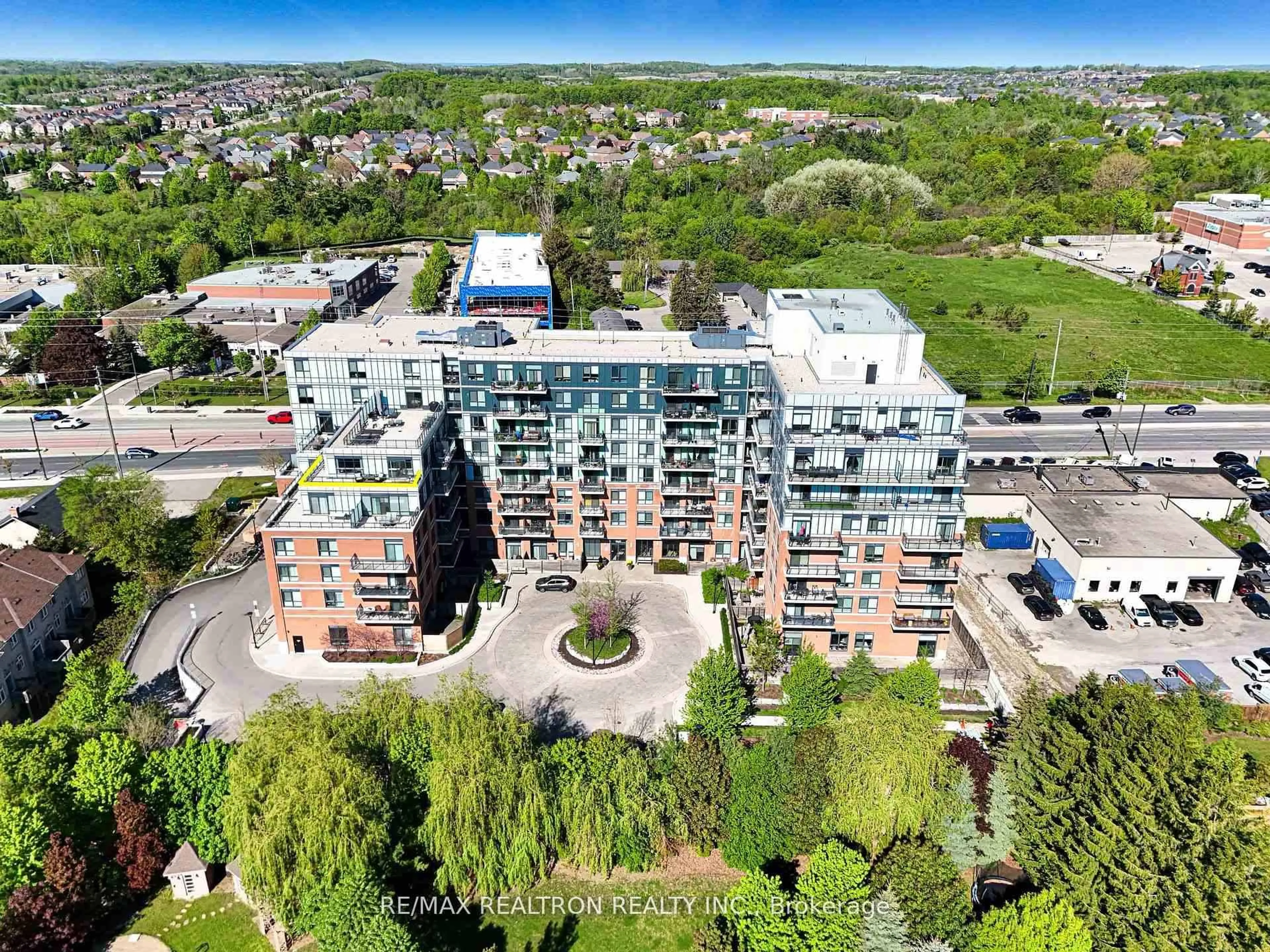 A pic from outside/outdoor area/front of a property/back of a property/a pic from drone, city buildings view from balcony for 11611 Yonge St #708, Richmond Hill Ontario L4E 1G2