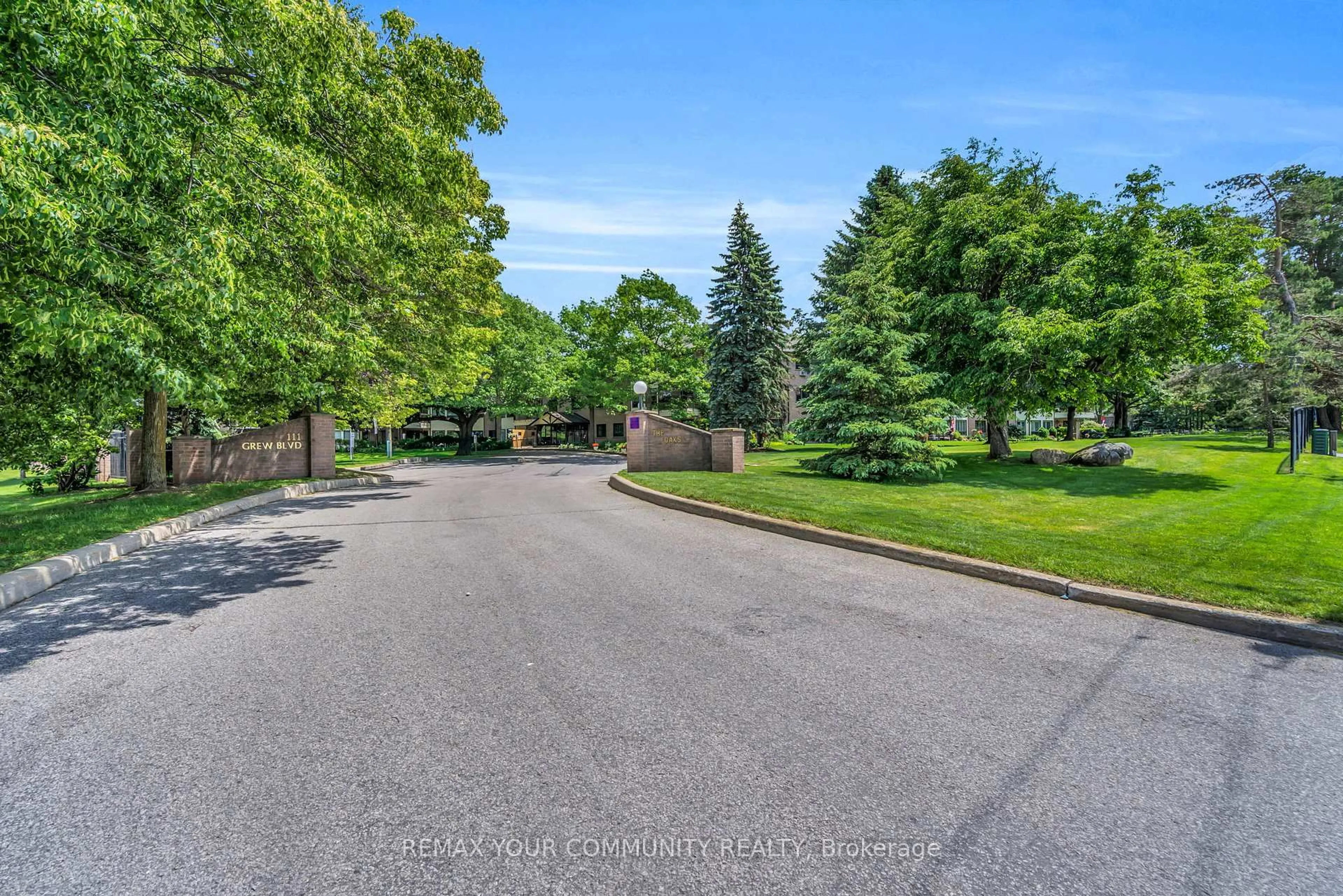 A pic from outside/outdoor area/front of a property/back of a property/a pic from drone, street for 111 Grew Blvd #210, Georgina Ontario L0E 1L0