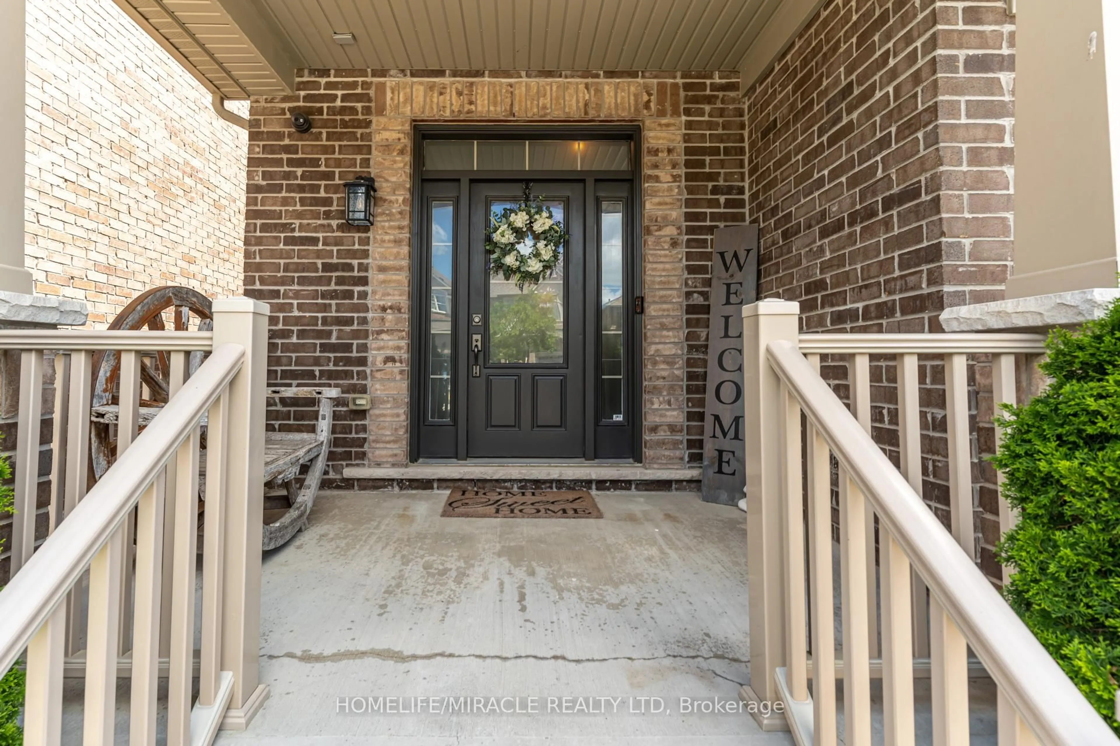 Indoor entryway for 45 Burke St, New Tecumseth Ontario L9R 0N7