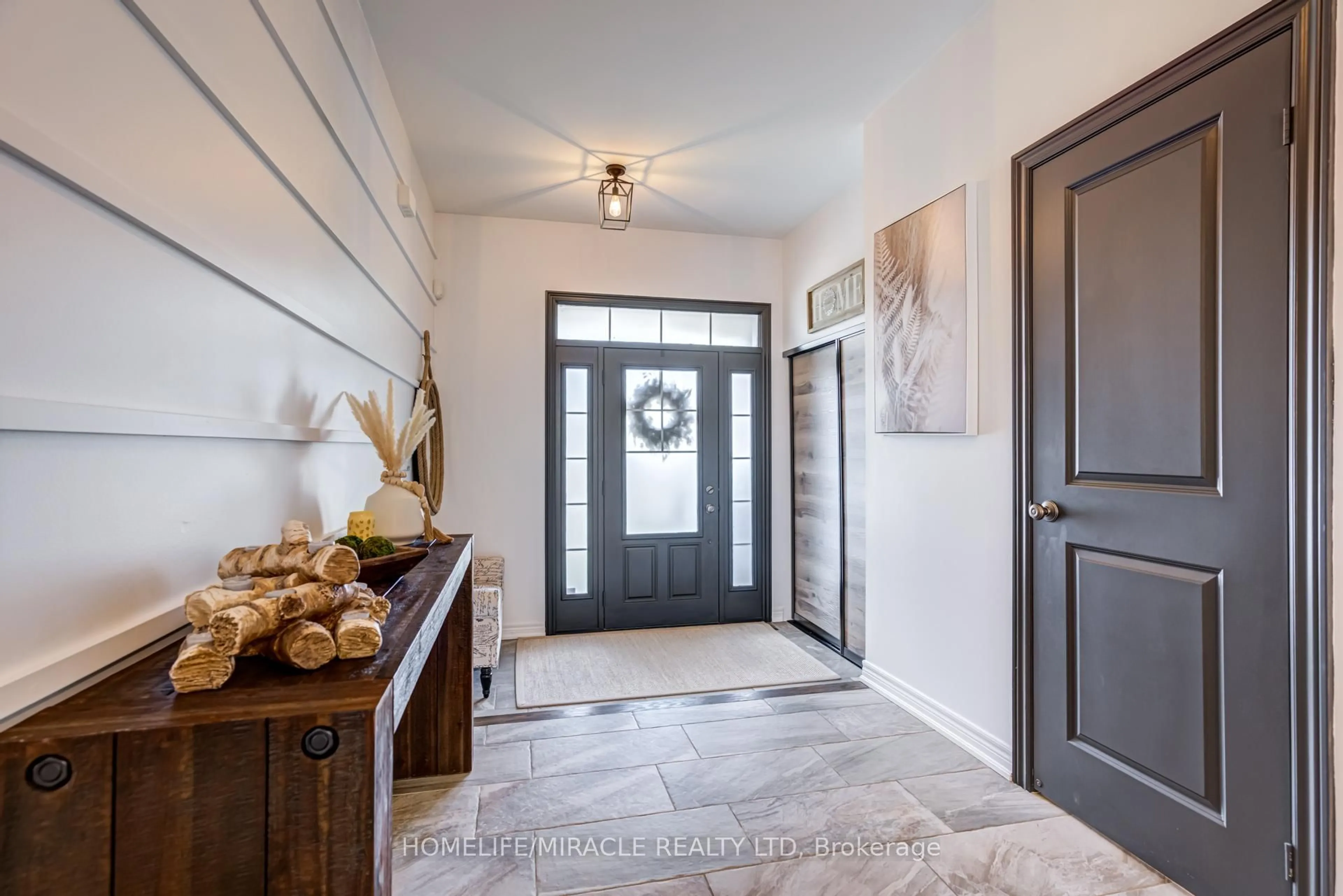 Indoor entryway for 45 Burke St, New Tecumseth Ontario L9R 0N7