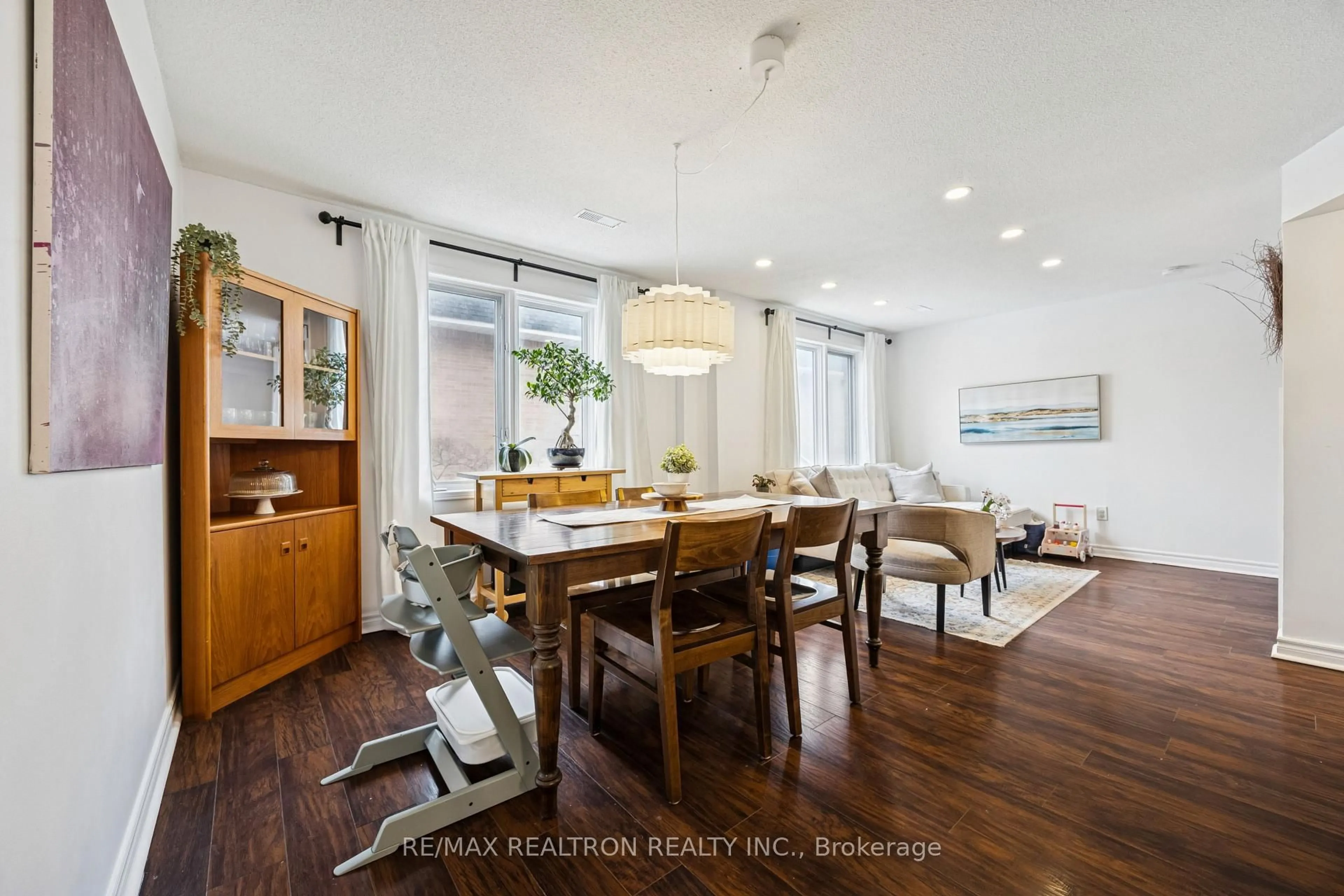 Dining room, wood/laminate floor for 75 Weldrick Rd #906, Richmond Hill Ontario L4C 0H9