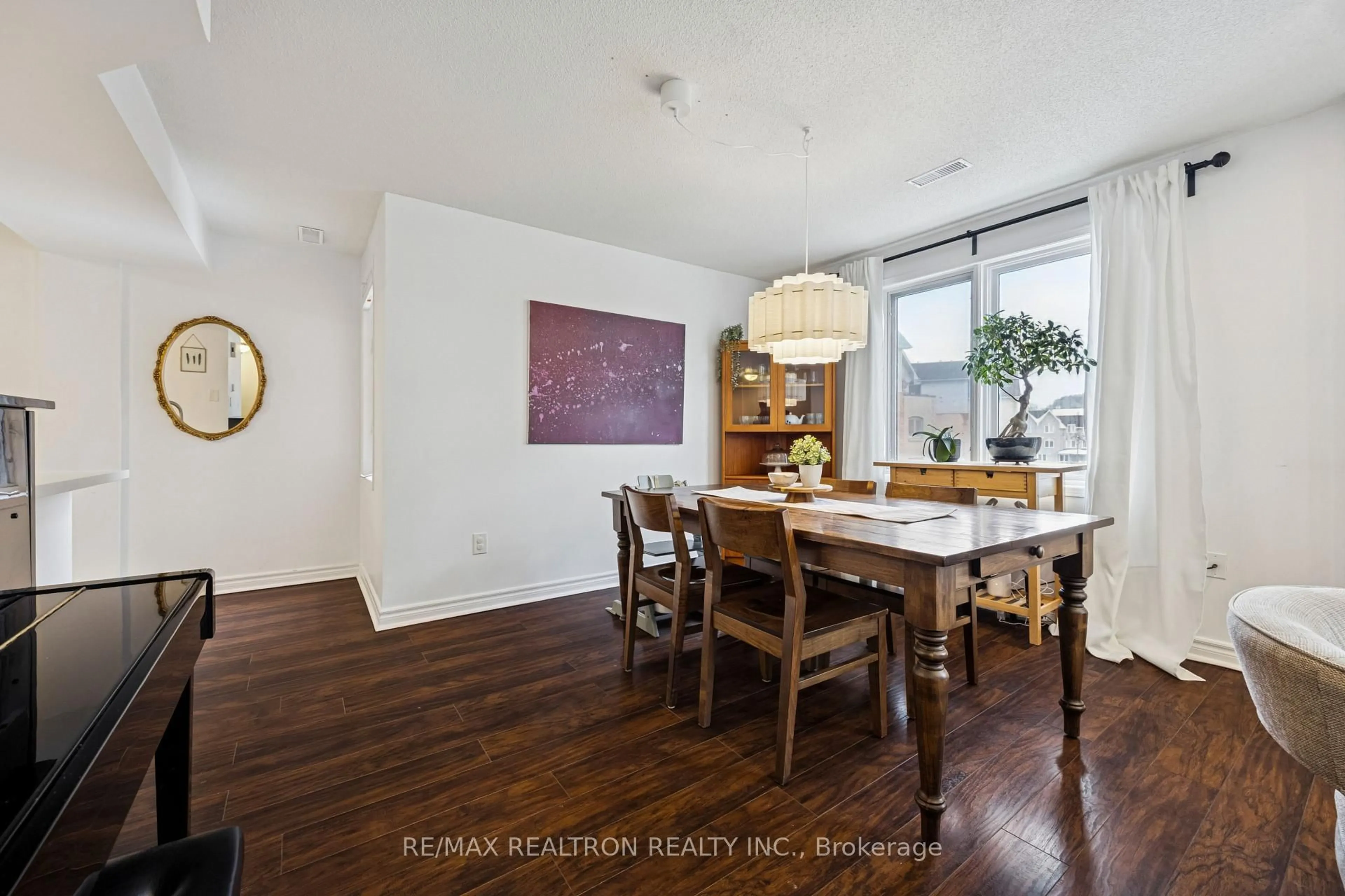 Dining room, wood/laminate floor for 75 Weldrick Rd #906, Richmond Hill Ontario L4C 0H9