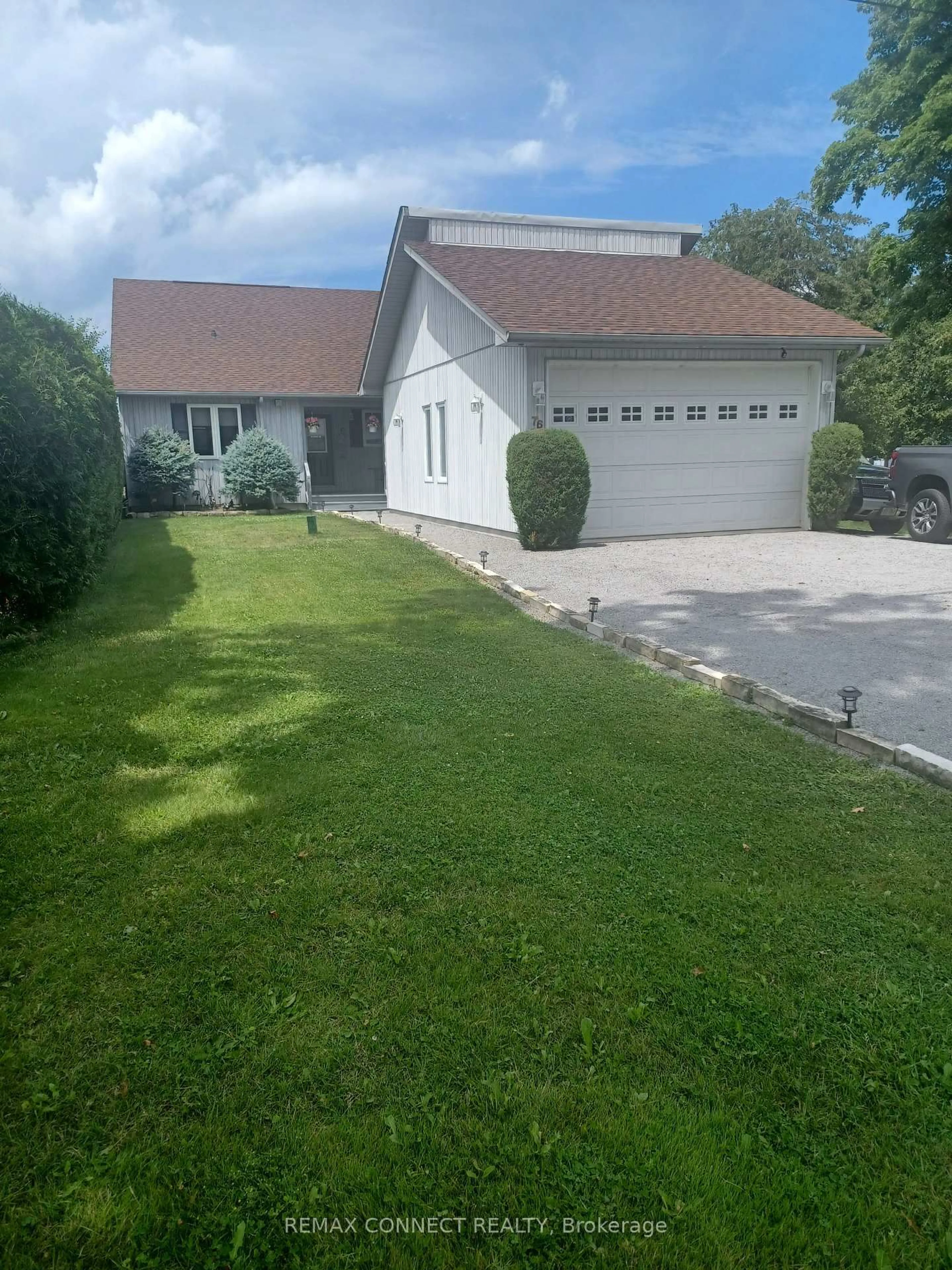 A pic from outside/outdoor area/front of a property/back of a property/a pic from drone, street for 76 Blue Heron Dr, Georgina Ontario L0E 1N0