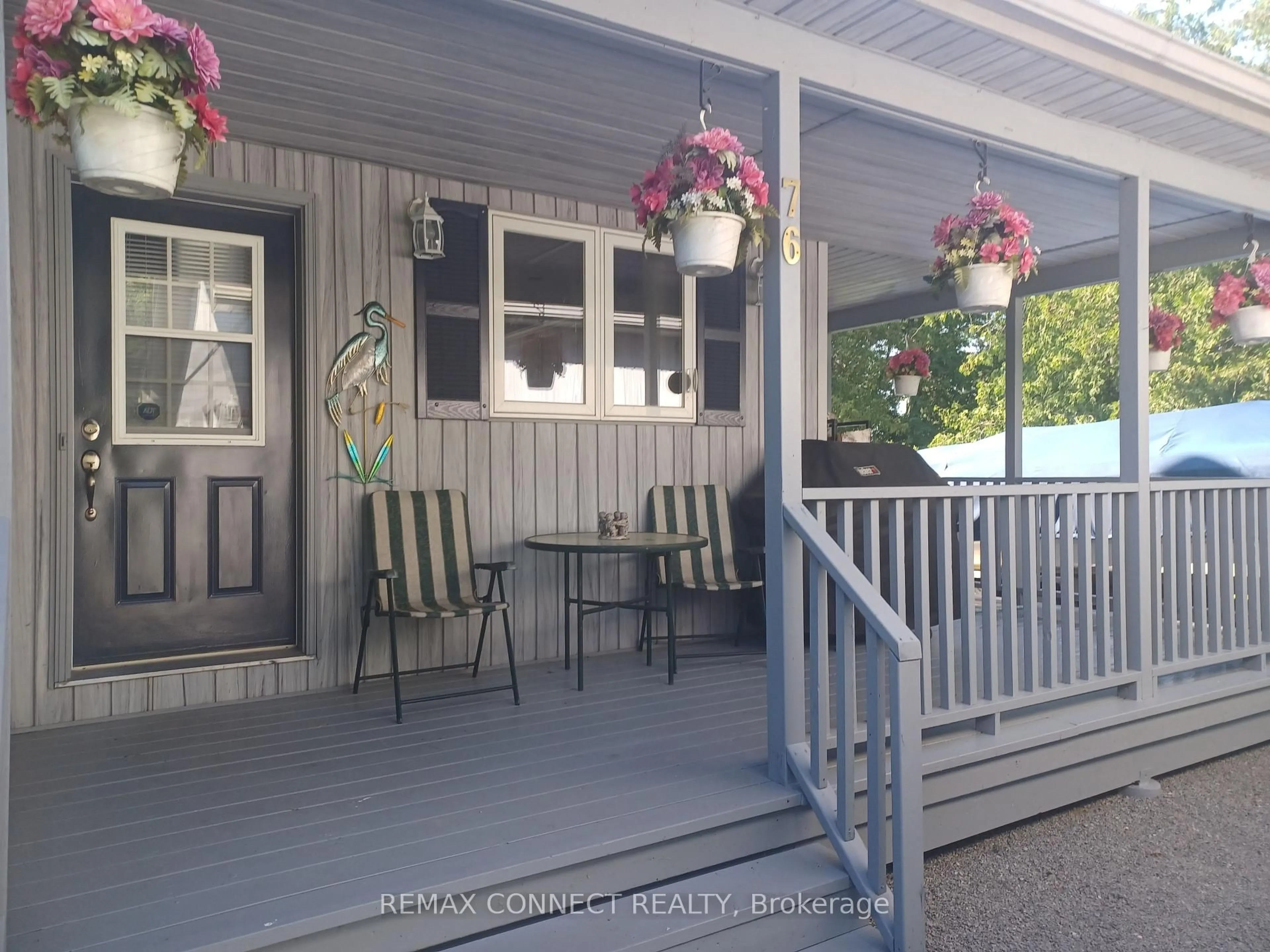Patio, street for 76 Blue Heron Dr, Georgina Ontario L0E 1N0