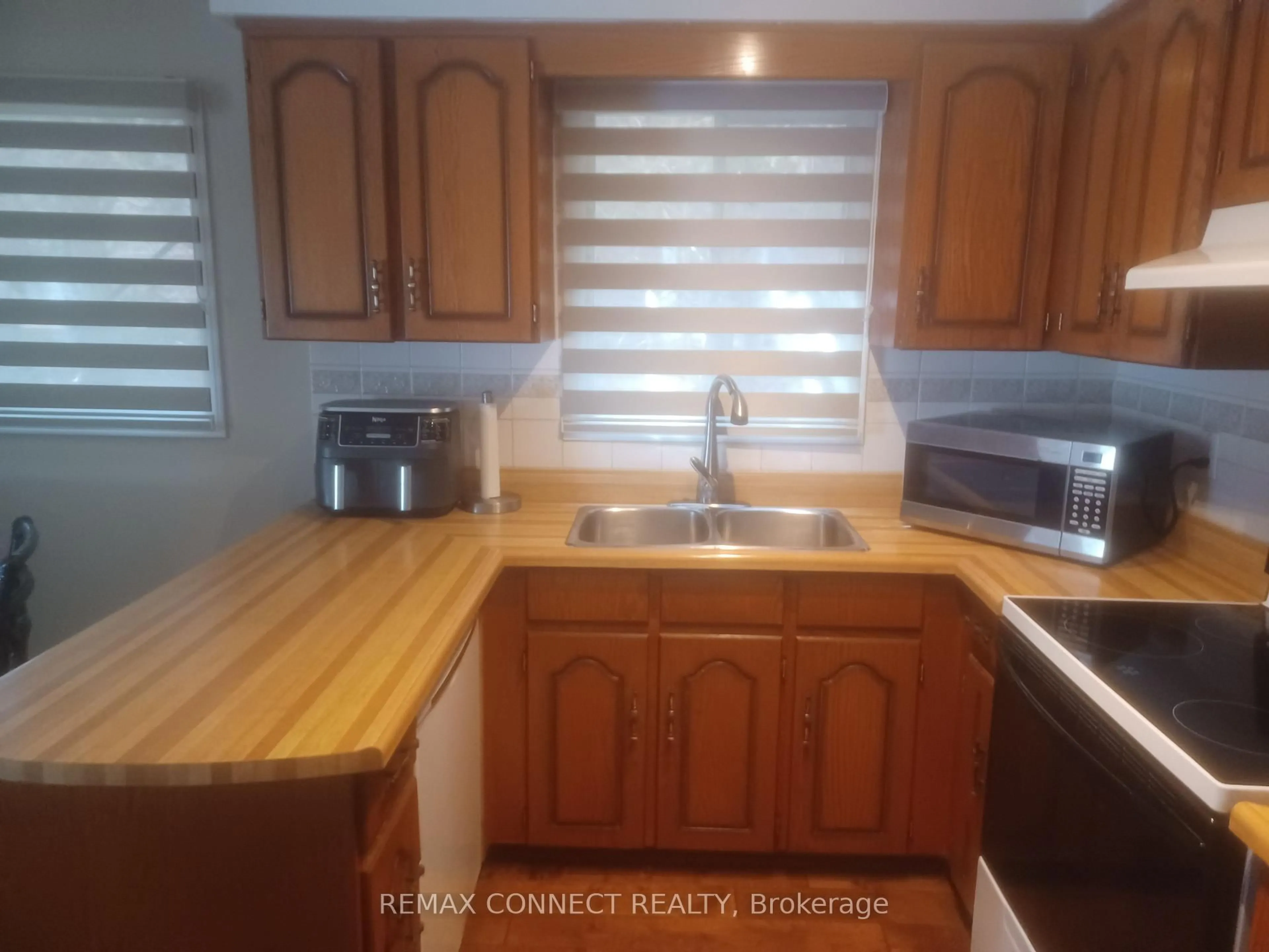 Standard kitchen, wood/laminate floor for 27 Radford Cres, Markham Ontario L3P 4A2