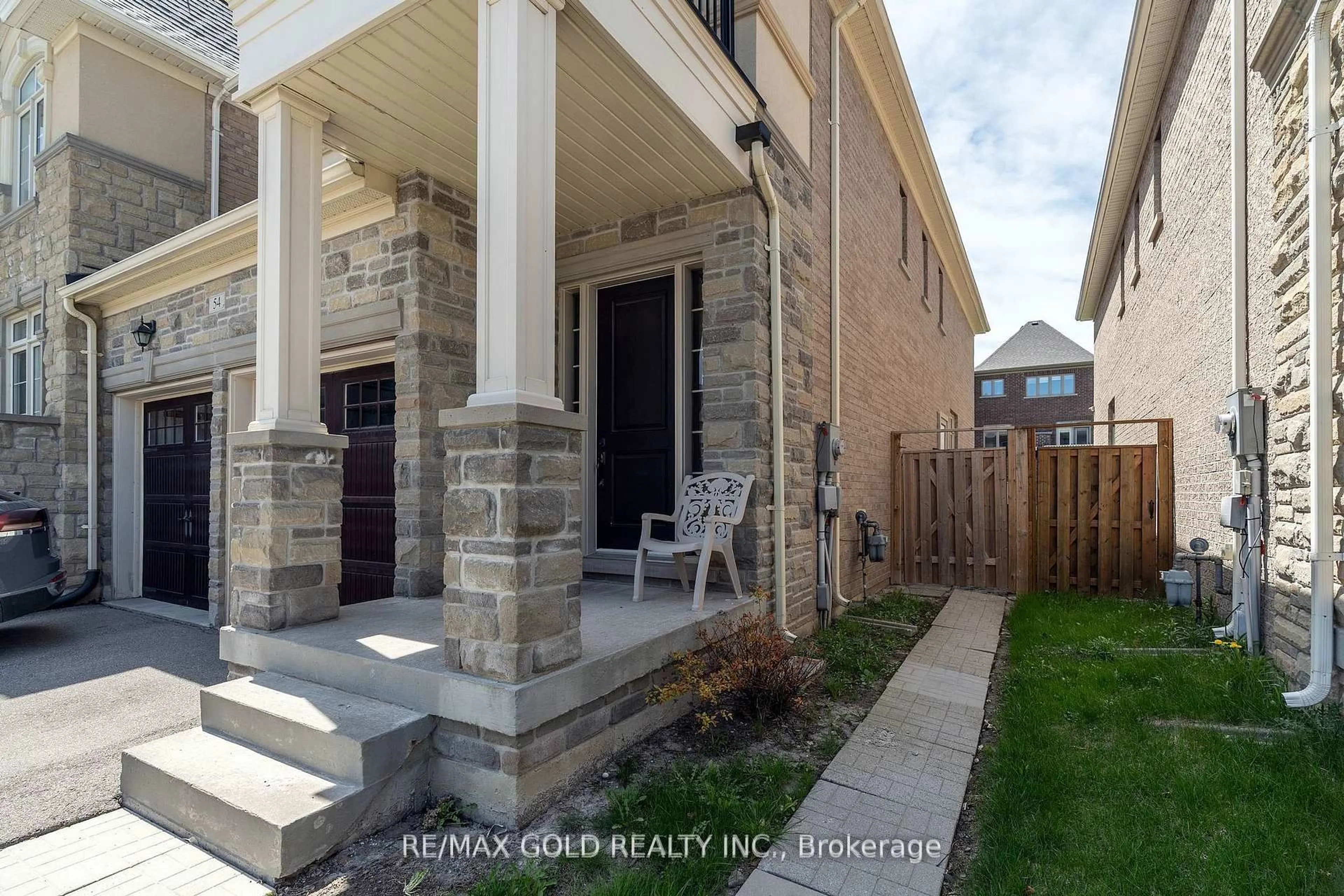 Patio, street for 54 Robert Berry Cres, King Ontario L7B 1L4