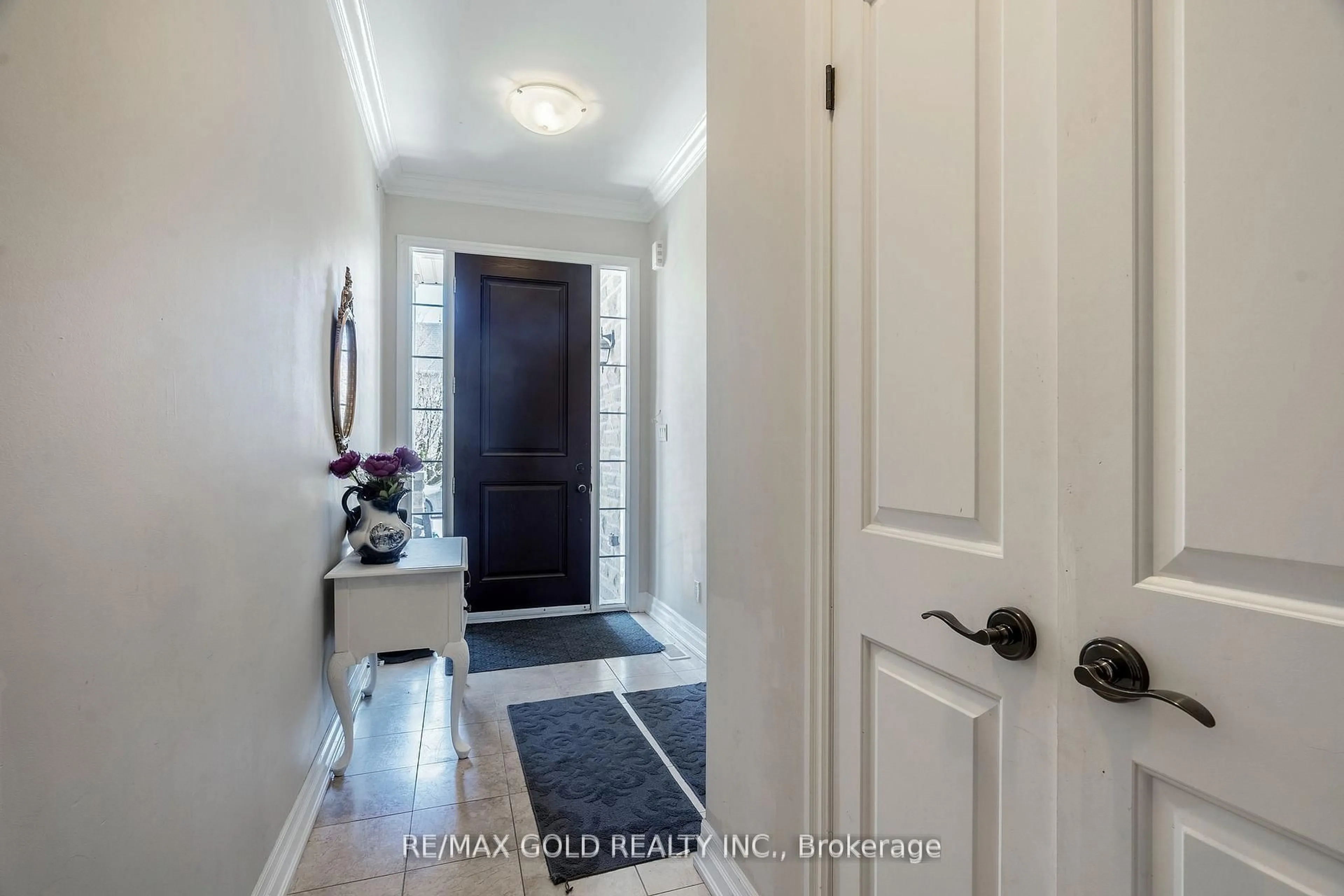 Indoor entryway for 54 Robert Berry Cres, King Ontario L7B 1L4