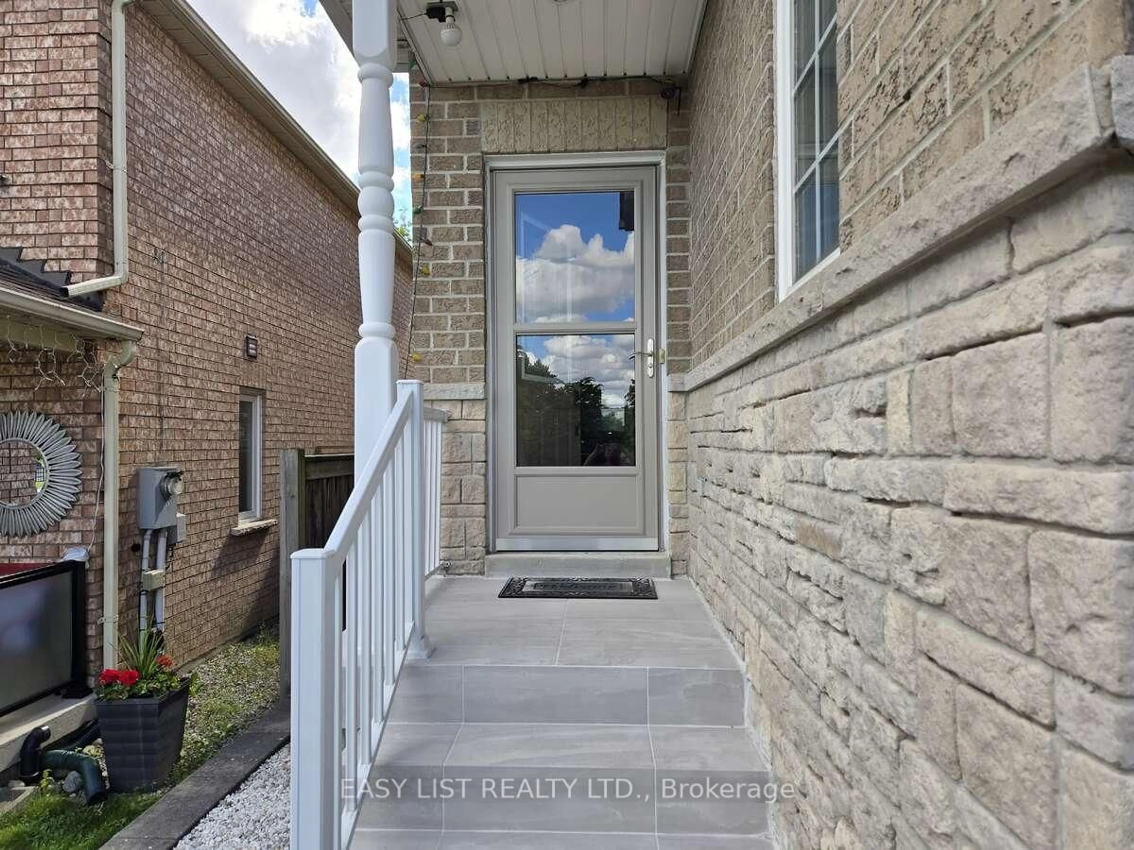 Indoor entryway for 171 Stonebriar Dr, Vaughan Ontario L6A 2N1