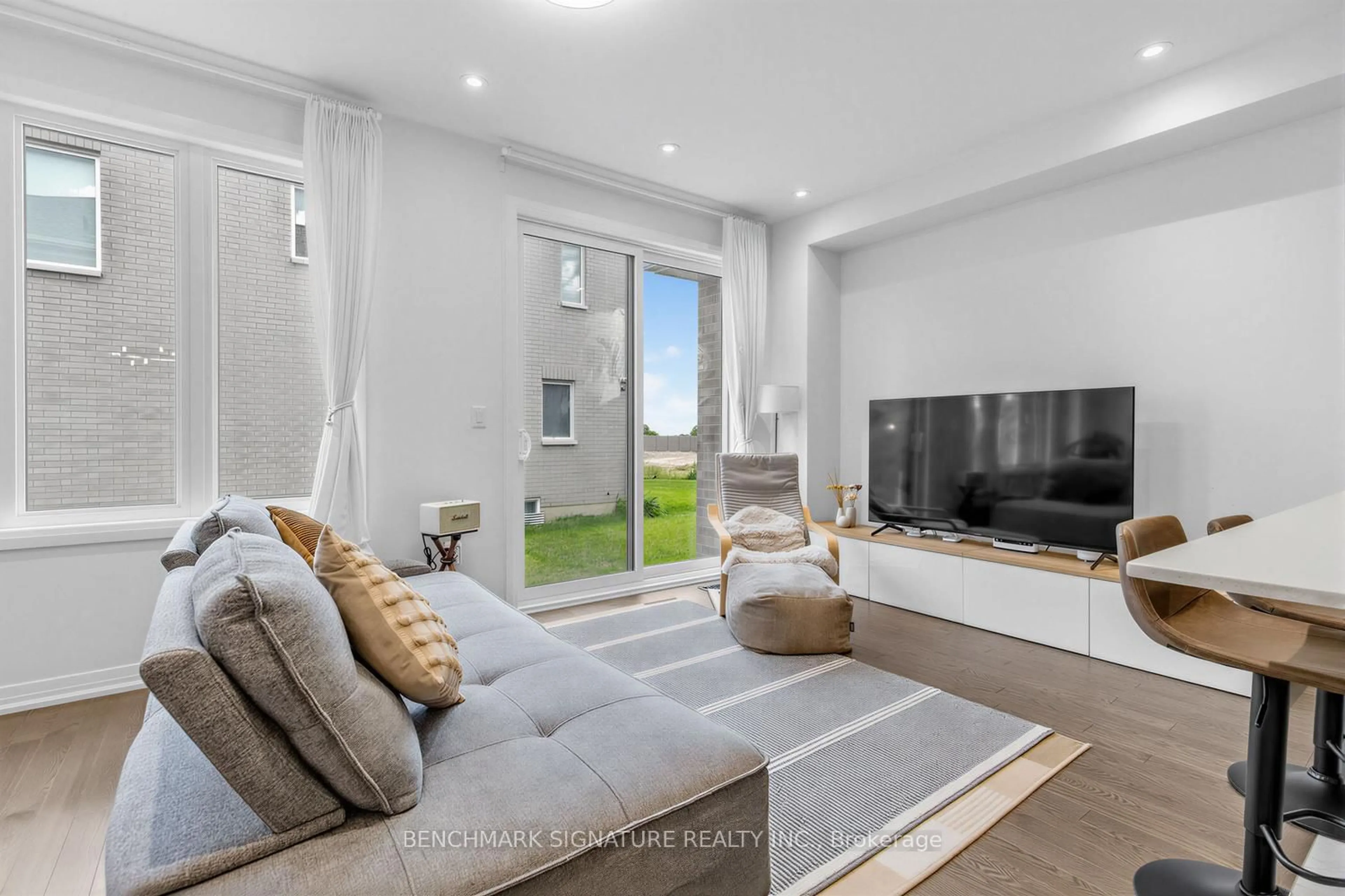 Living room with furniture, unknown for 163 Tempel St, Richmond Hill Ontario L4E 1J2