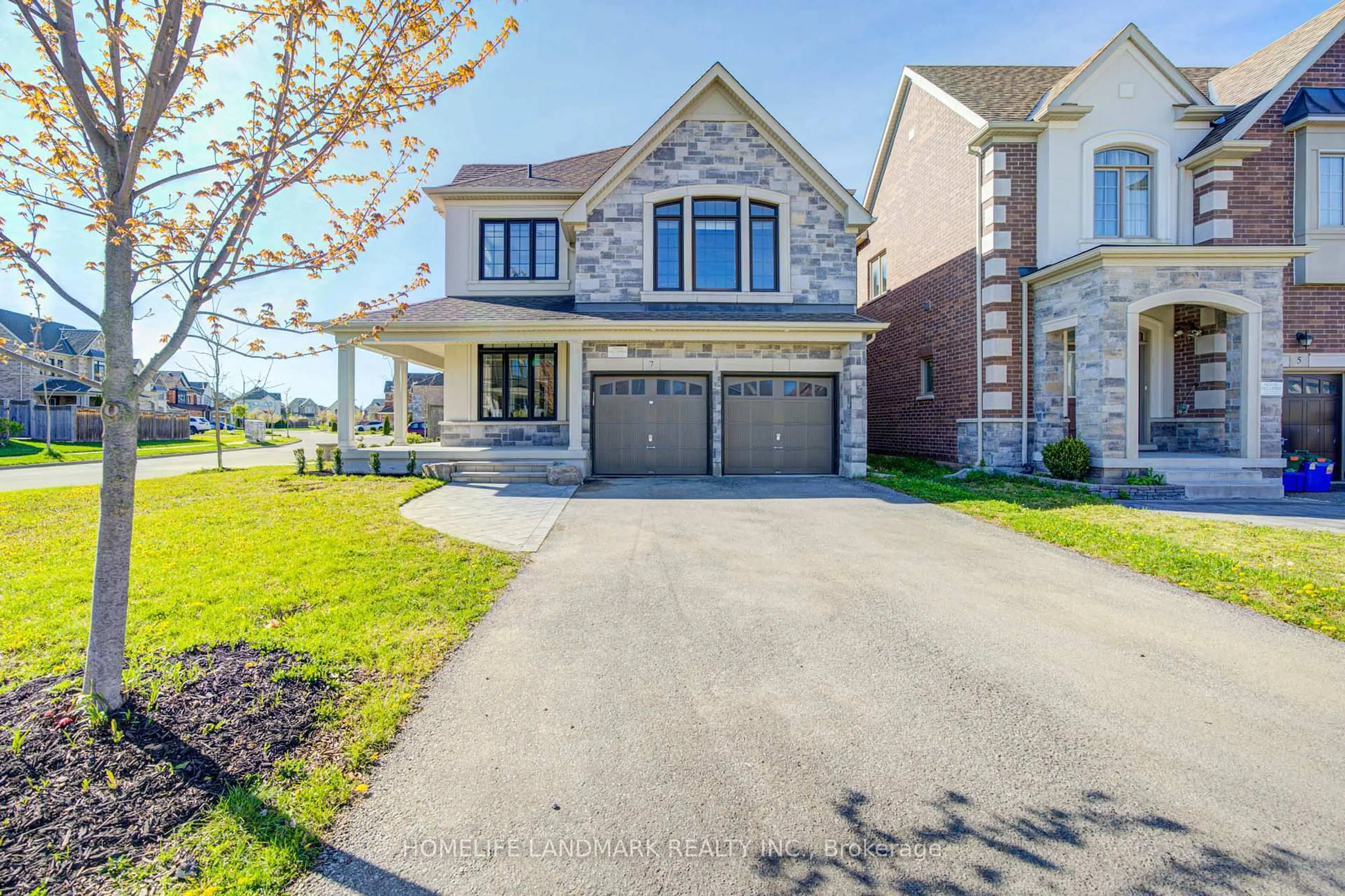 Home with brick exterior material, street for 7 Deer Pass Rd, East Gwillimbury Ontario L9N 0S5