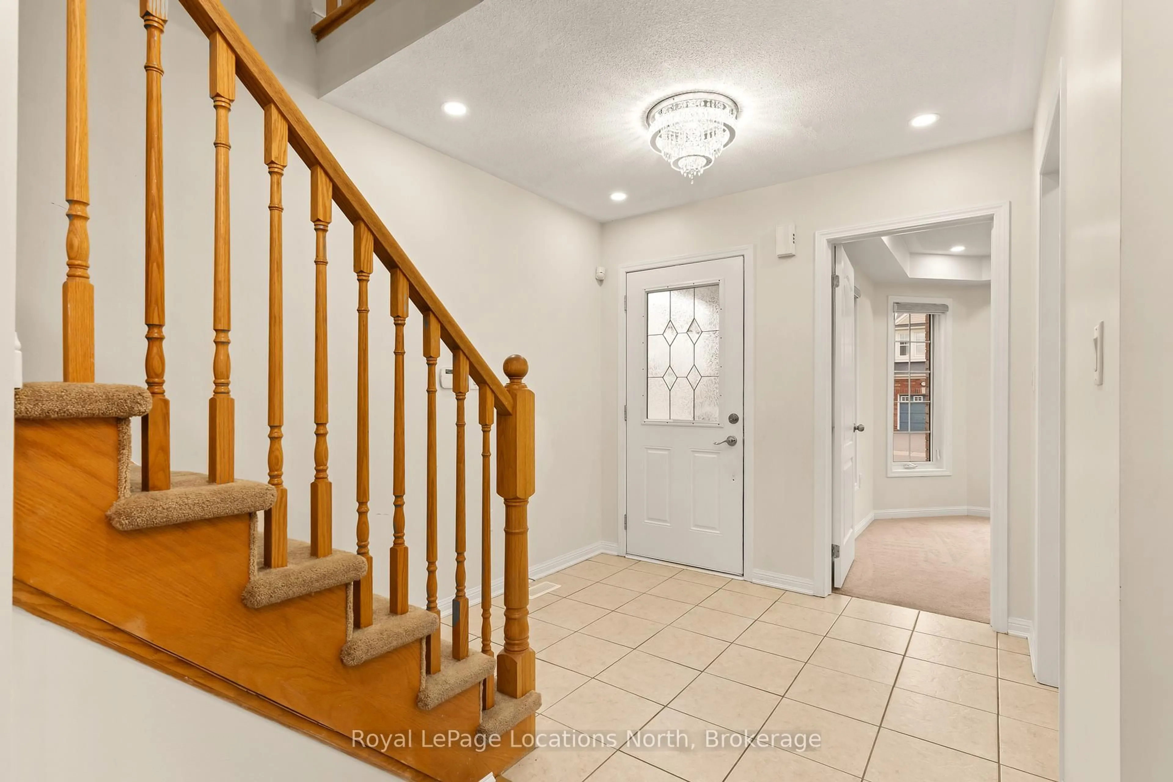 Indoor entryway for 16 Ferris Lane, New Tecumseth Ontario L9R 0H9