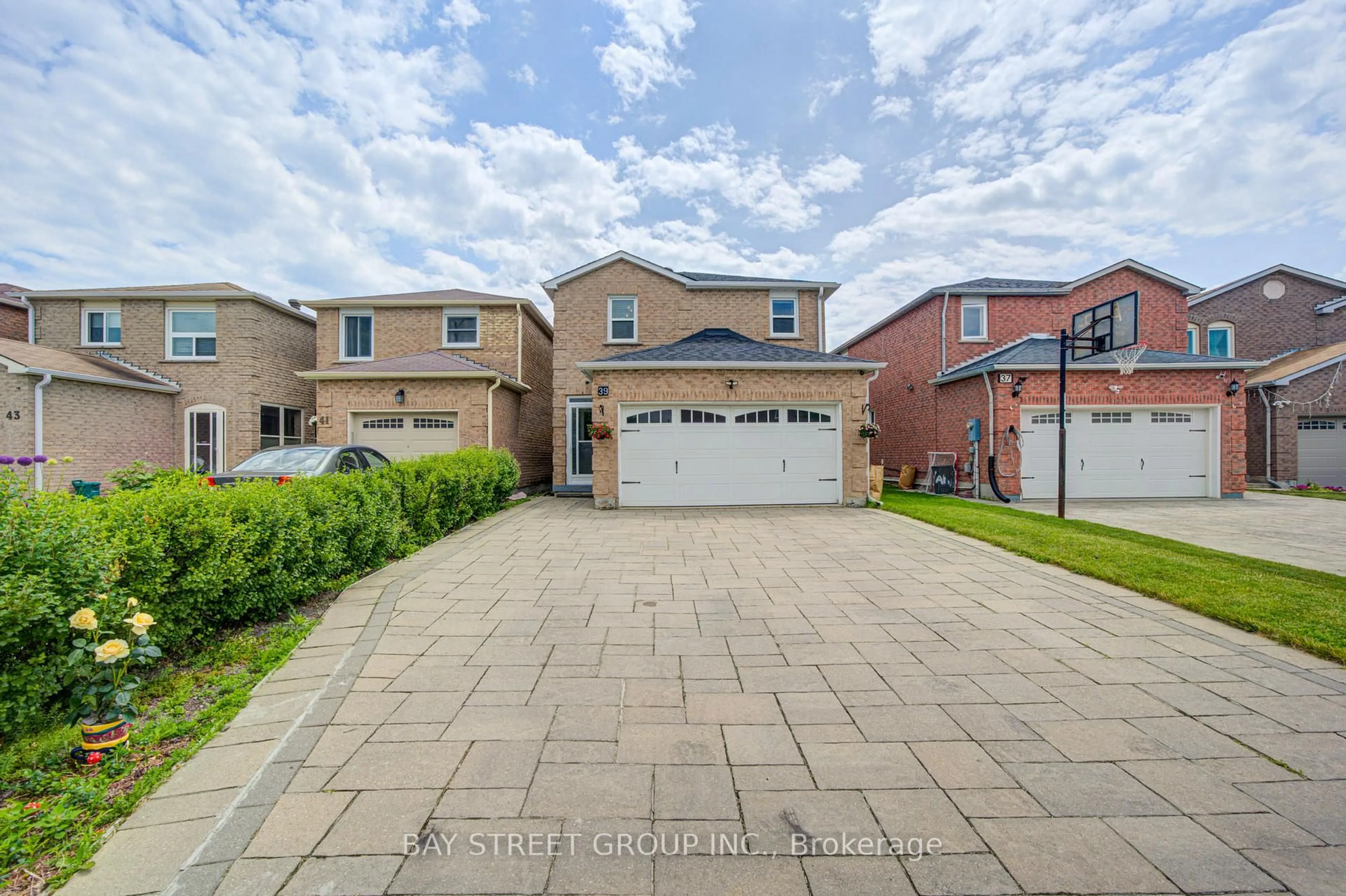 A pic from outside/outdoor area/front of a property/back of a property/a pic from drone, street for 39 Ketchum Cres, Markham Ontario L3S 3G2