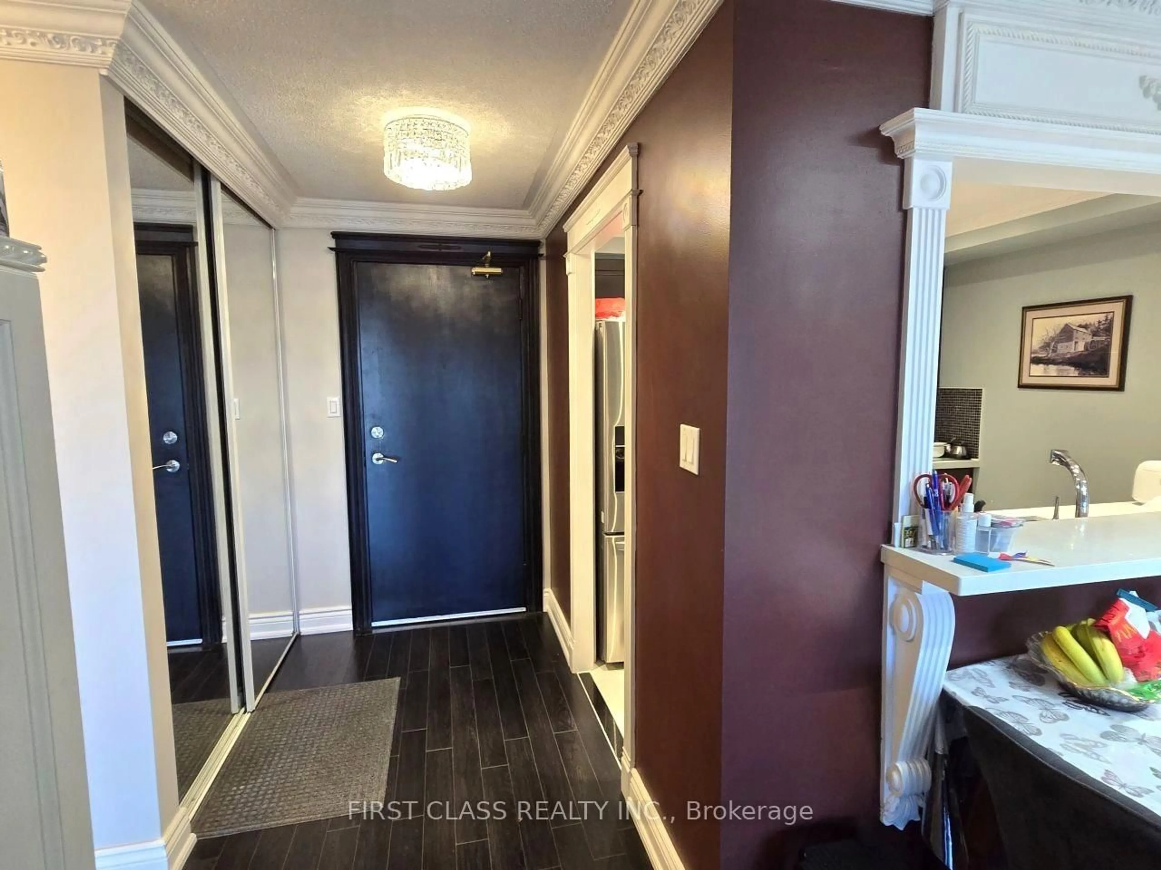 Indoor entryway for 399 South Park Rd ##906, Markham Ontario L3T 7W6