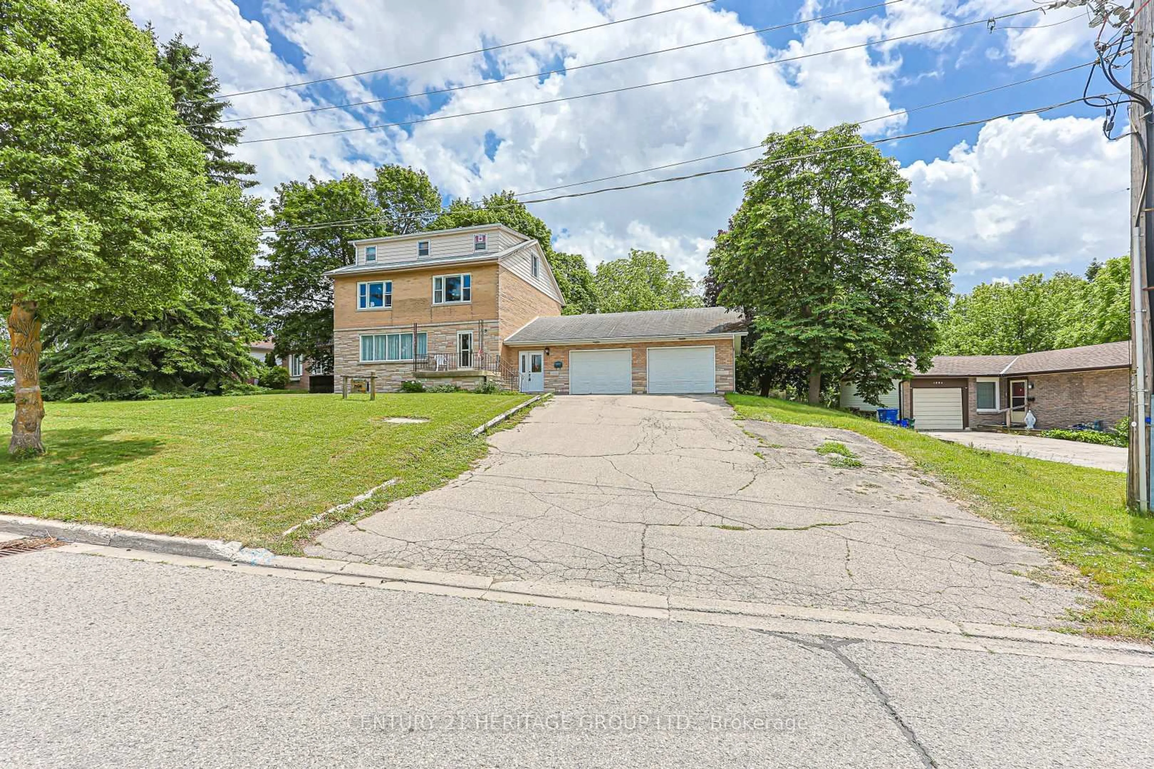 A pic from outside/outdoor area/front of a property/back of a property/a pic from drone, street for 1036 Jacarandah Dr, Newmarket Ontario L3Y 3G8