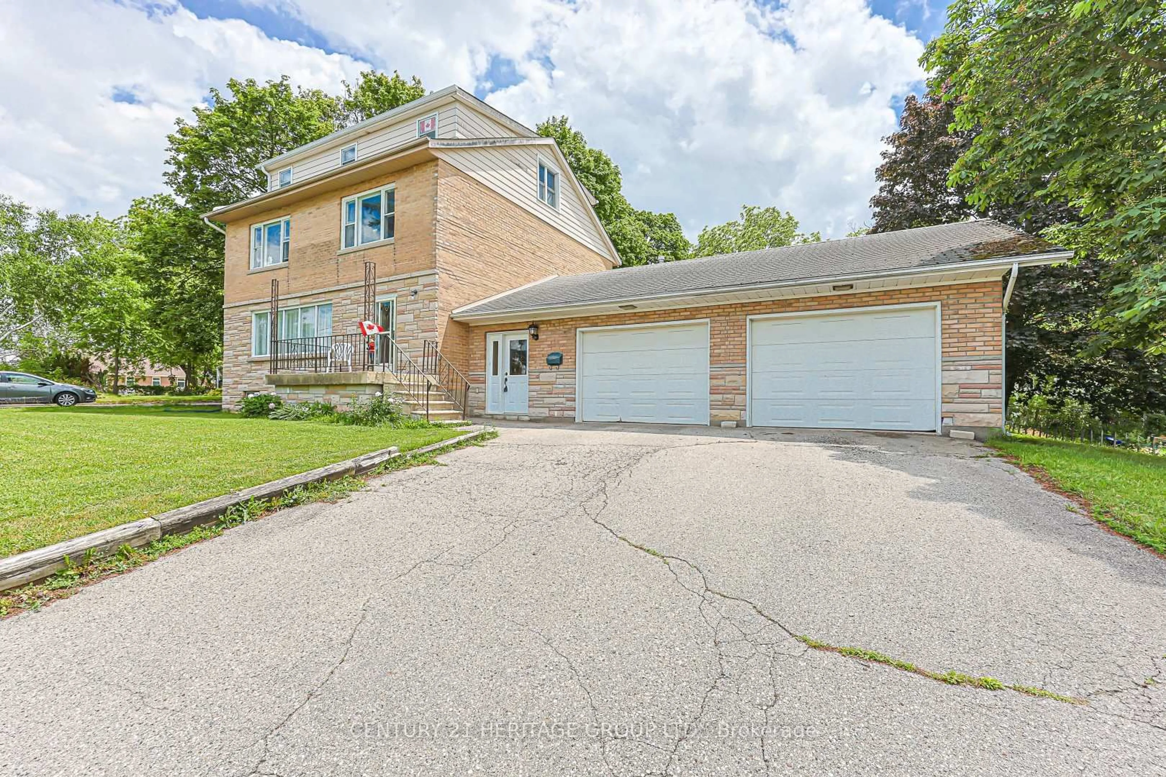 A pic from outside/outdoor area/front of a property/back of a property/a pic from drone, street for 1036 Jacarandah Dr, Newmarket Ontario L3Y 3G8