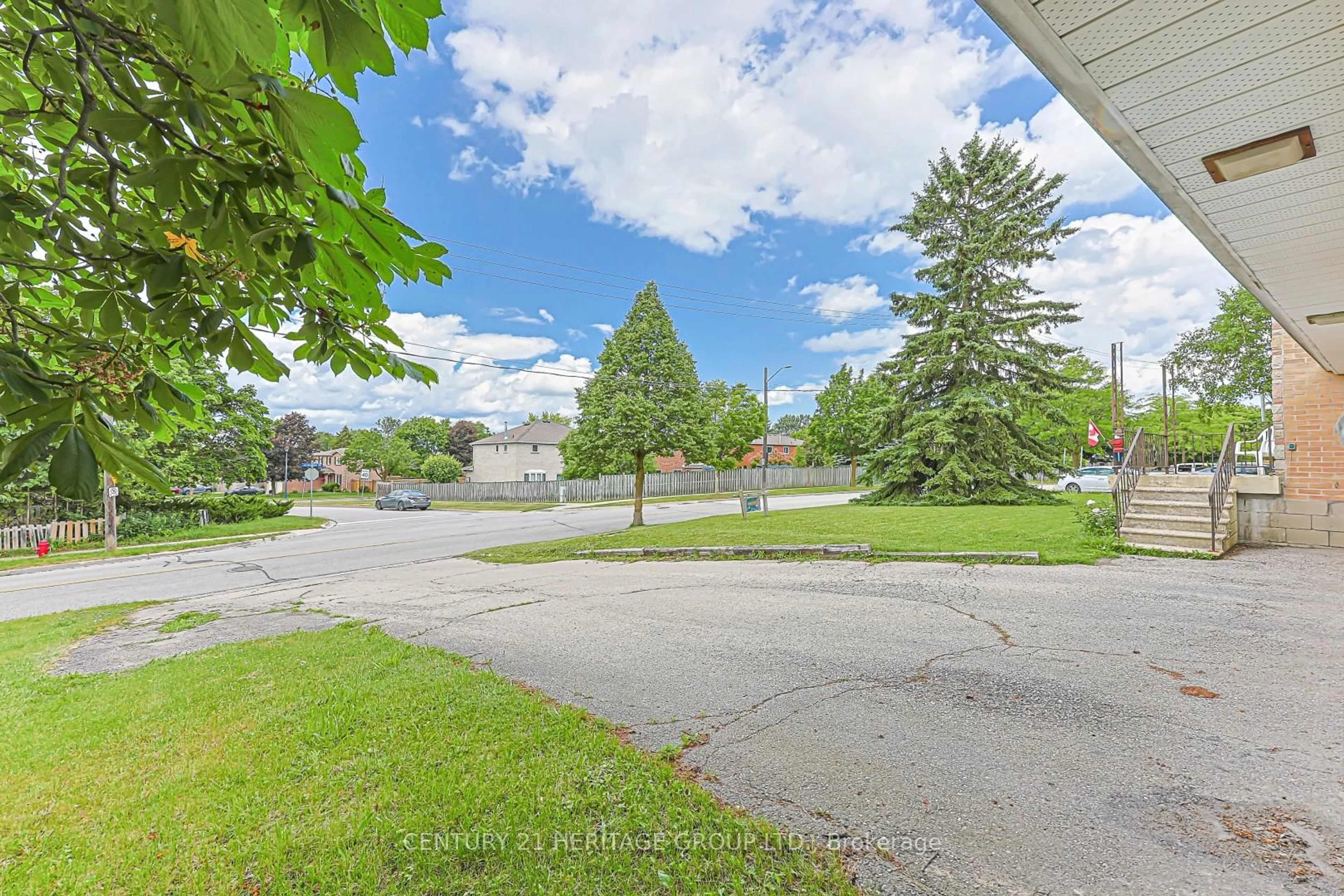 A pic from outside/outdoor area/front of a property/back of a property/a pic from drone, street for 1036 Jacarandah Dr, Newmarket Ontario L3Y 3G8