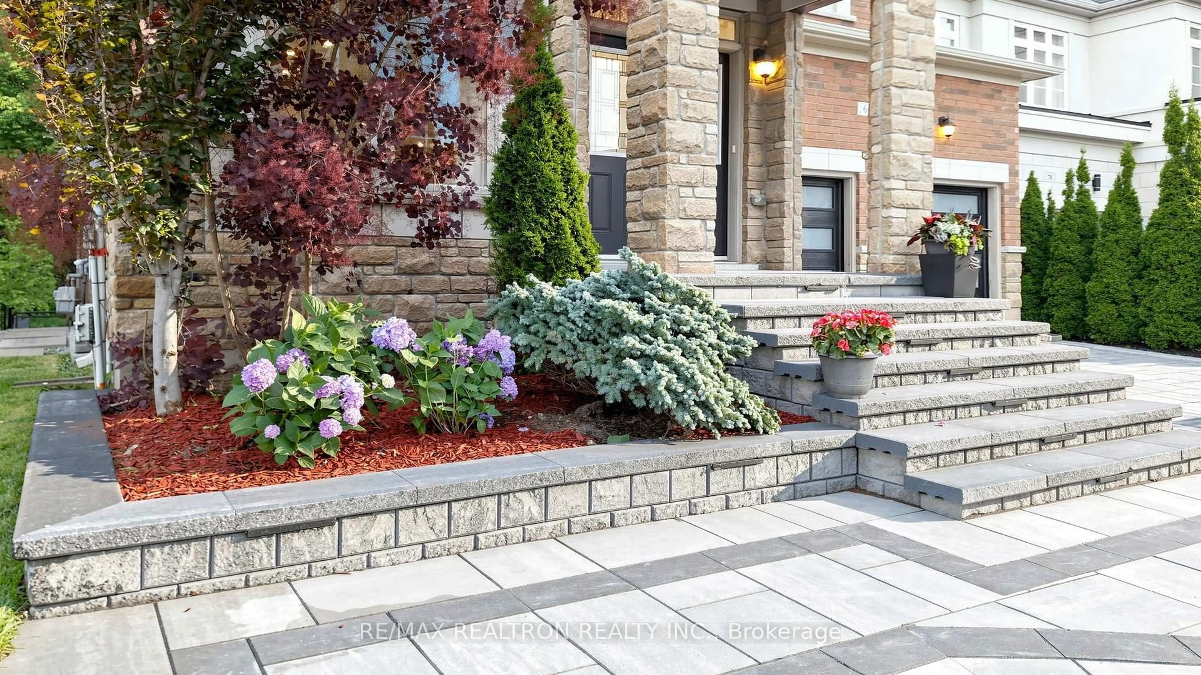 Patio, street for 66 Kashani Crt, Aurora Ontario L4G 0W6