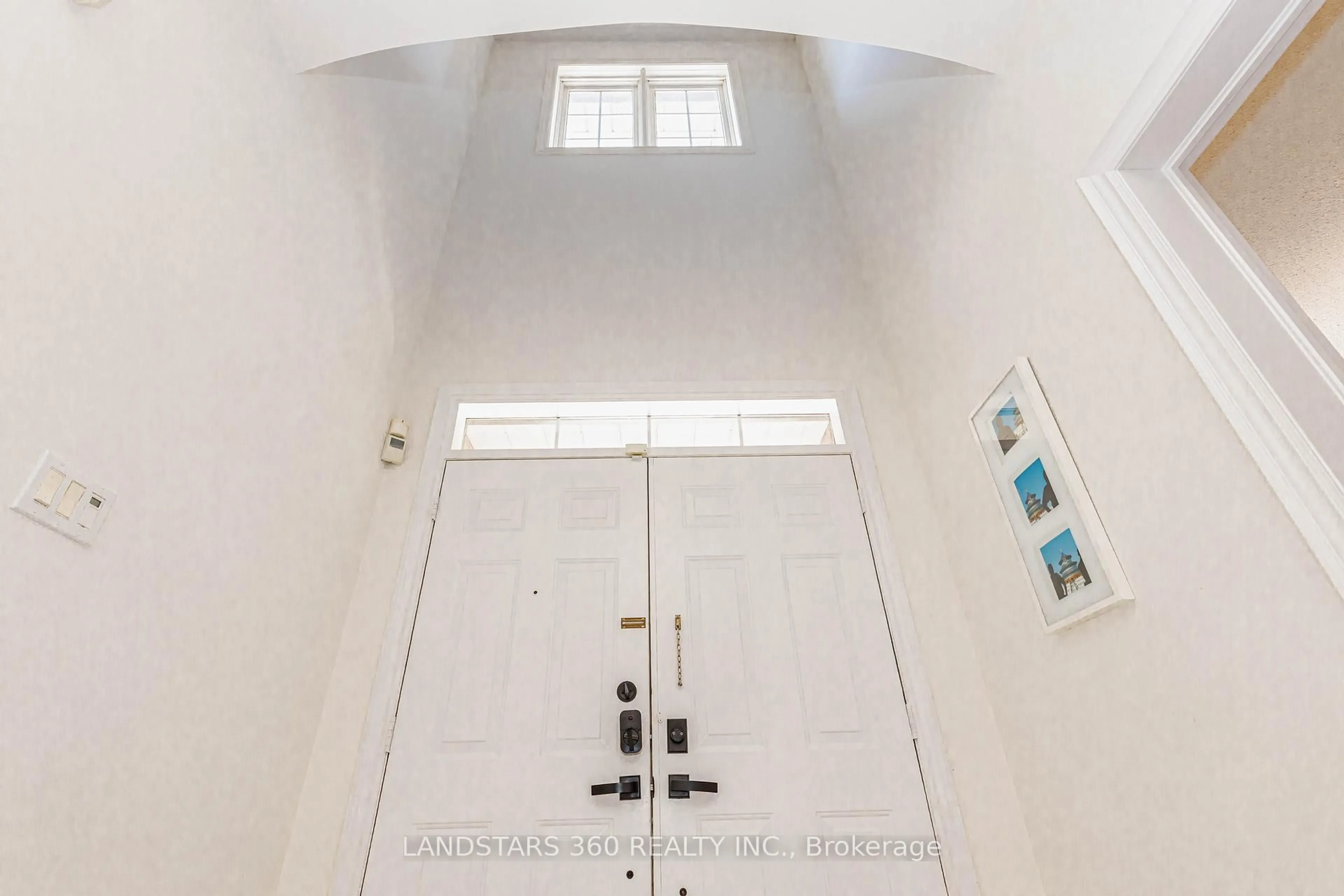 Indoor foyer for 94 Sutcliffe Cres, Markham Ontario L6C 1X3