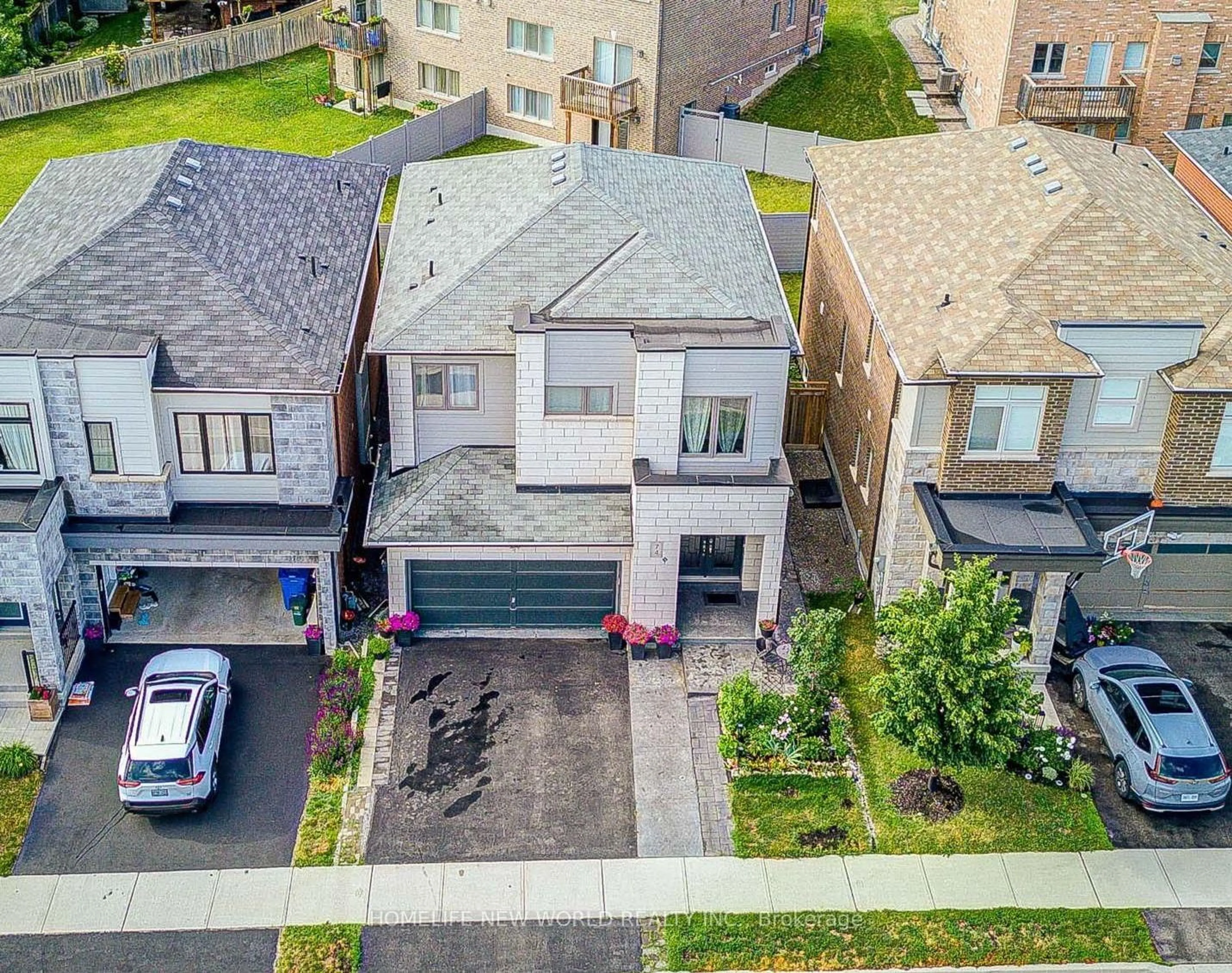 A pic from outside/outdoor area/front of a property/back of a property/a pic from drone, street for 74 Tango Cres, Newmarket Ontario L3X 0K4