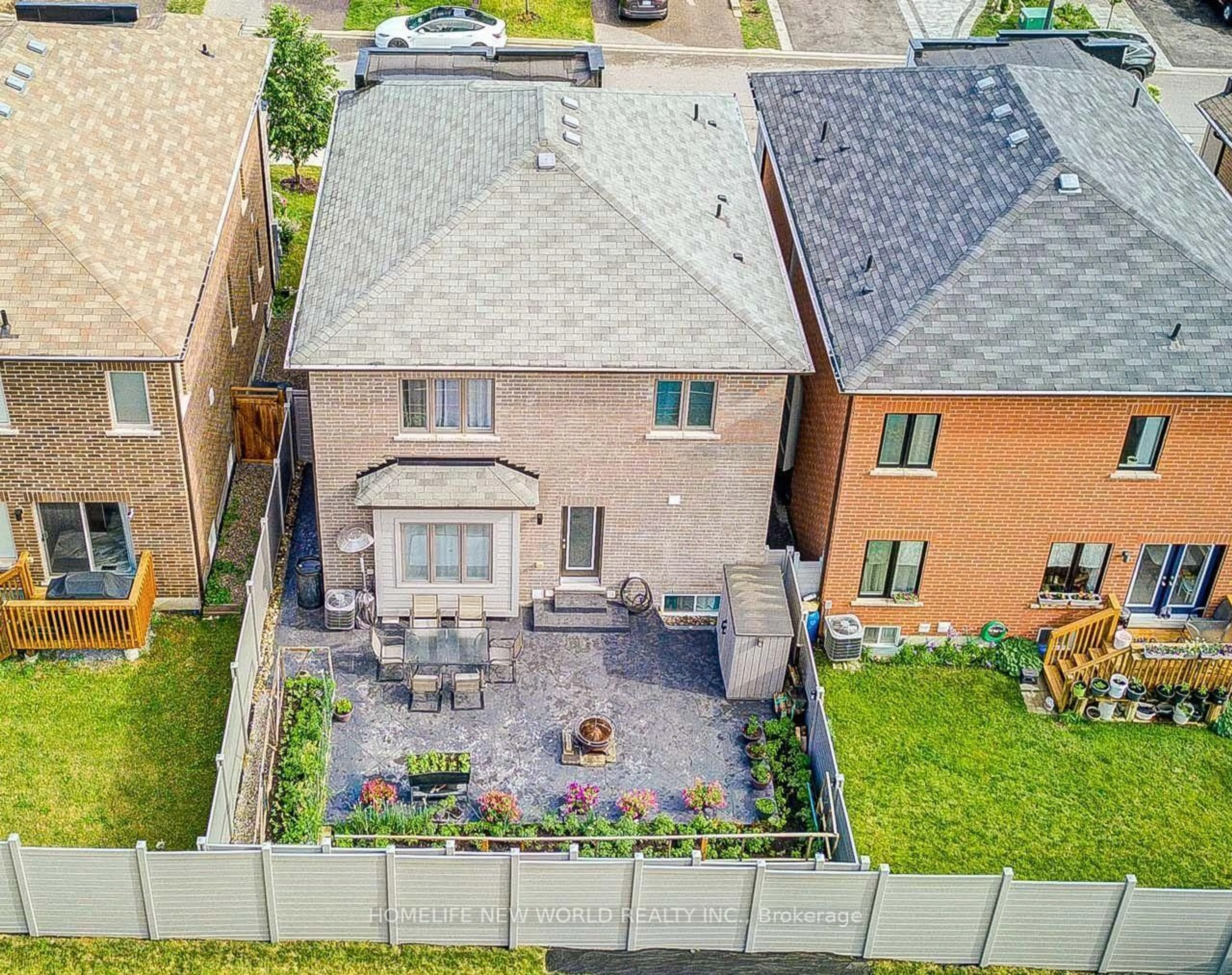 A pic from outside/outdoor area/front of a property/back of a property/a pic from drone, street for 74 Tango Cres, Newmarket Ontario L3X 0K4