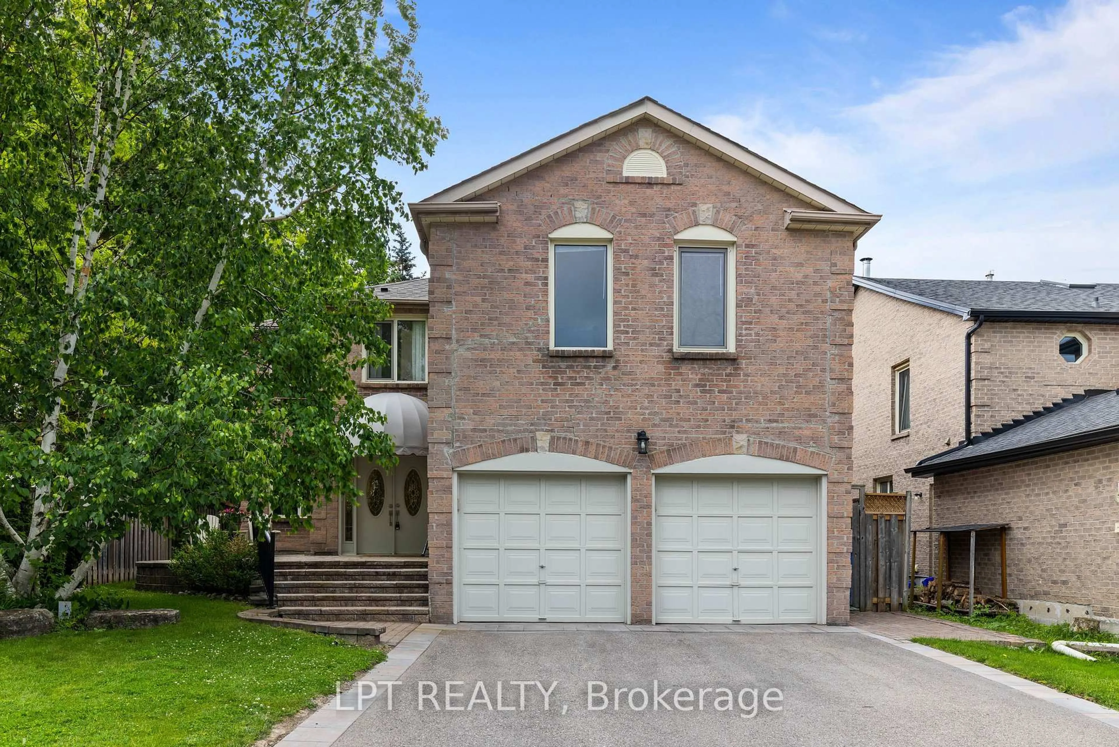 Home with brick exterior material, street for 152 McCaffrey Rd, Newmarket Ontario L3X 1K2