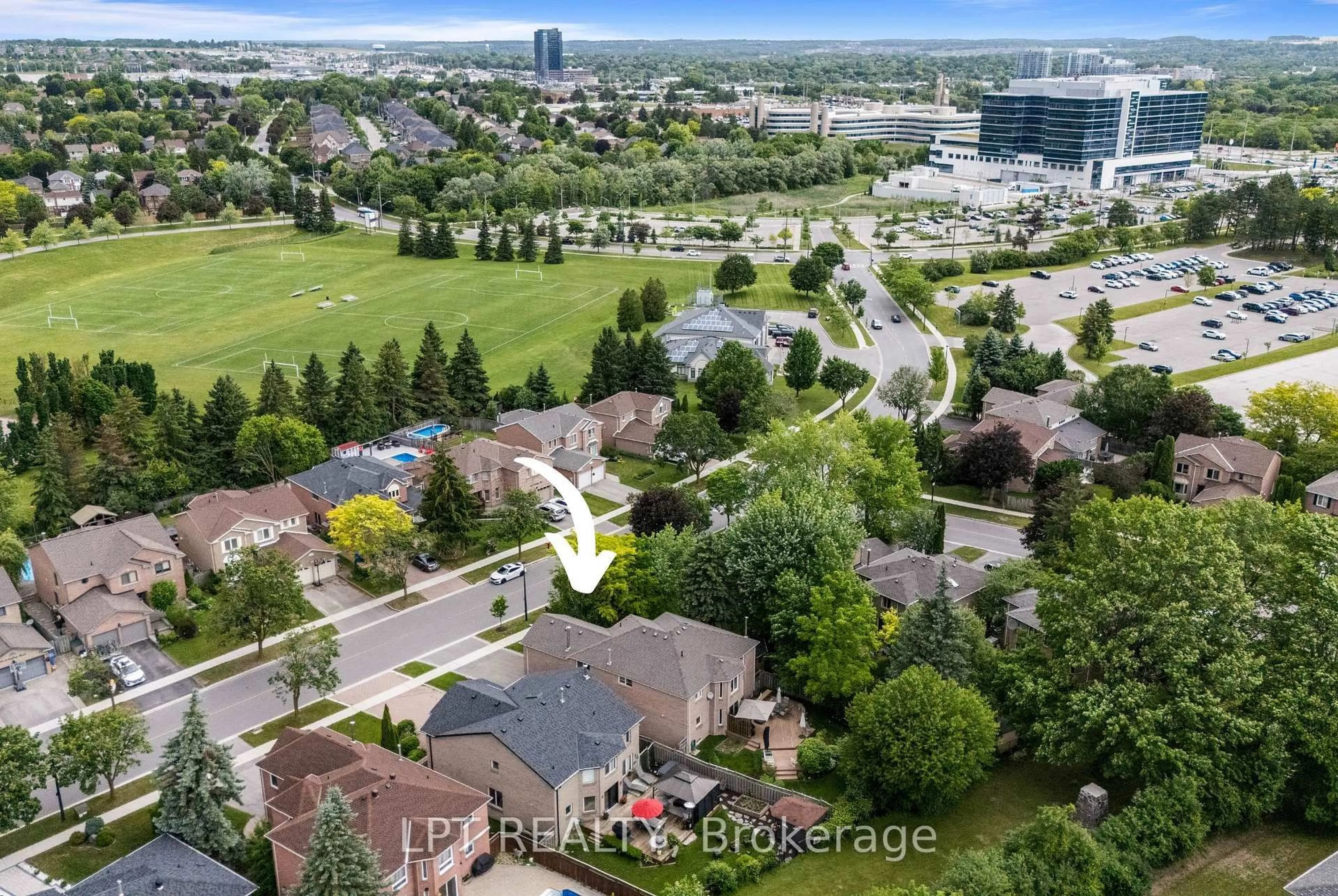 A pic from outside/outdoor area/front of a property/back of a property/a pic from drone, unknown for 152 McCaffrey Rd, Newmarket Ontario L3X 1K2