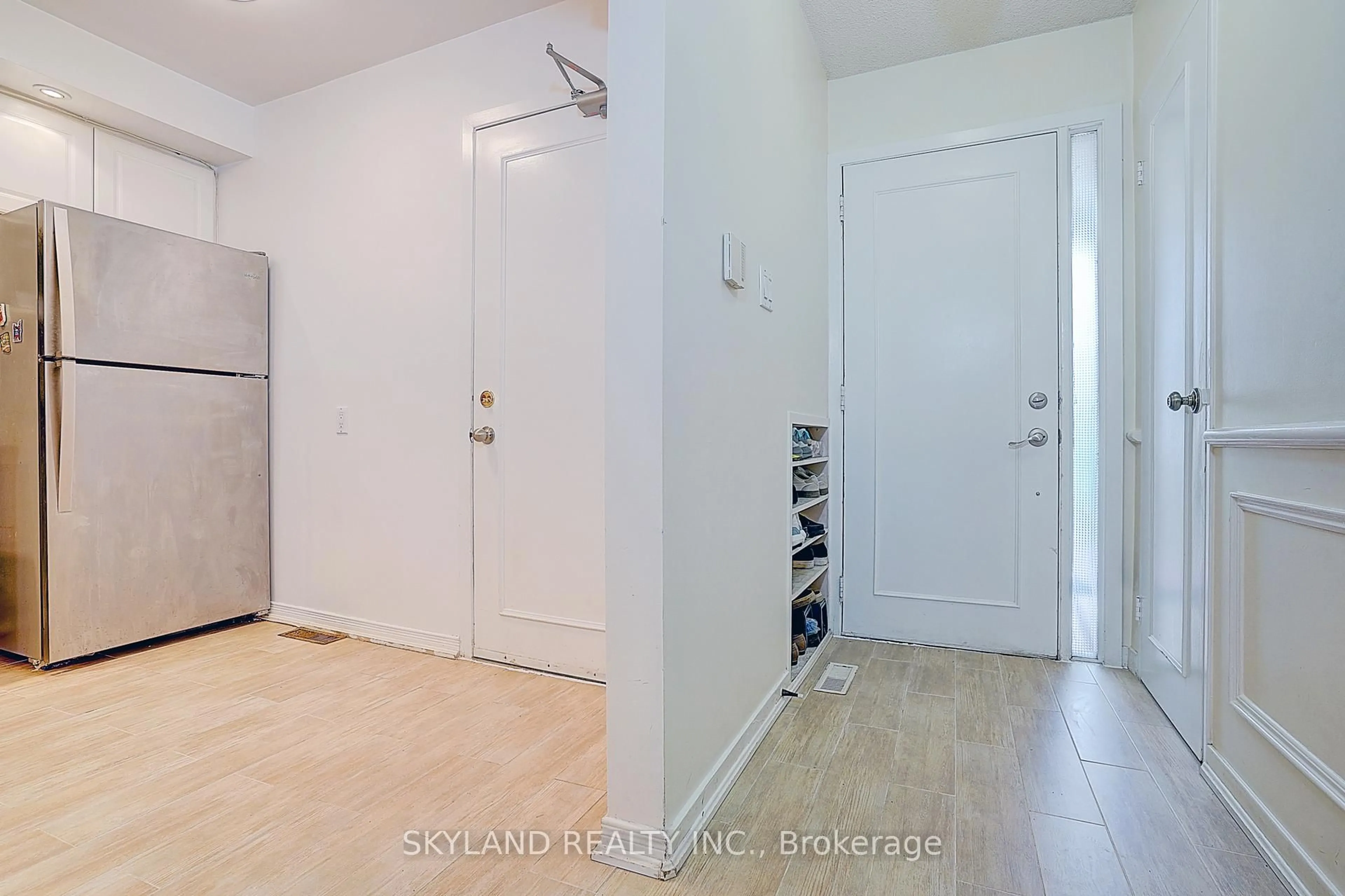 Indoor entryway for 46 West Borough St, Markham Ontario L3T 4X5