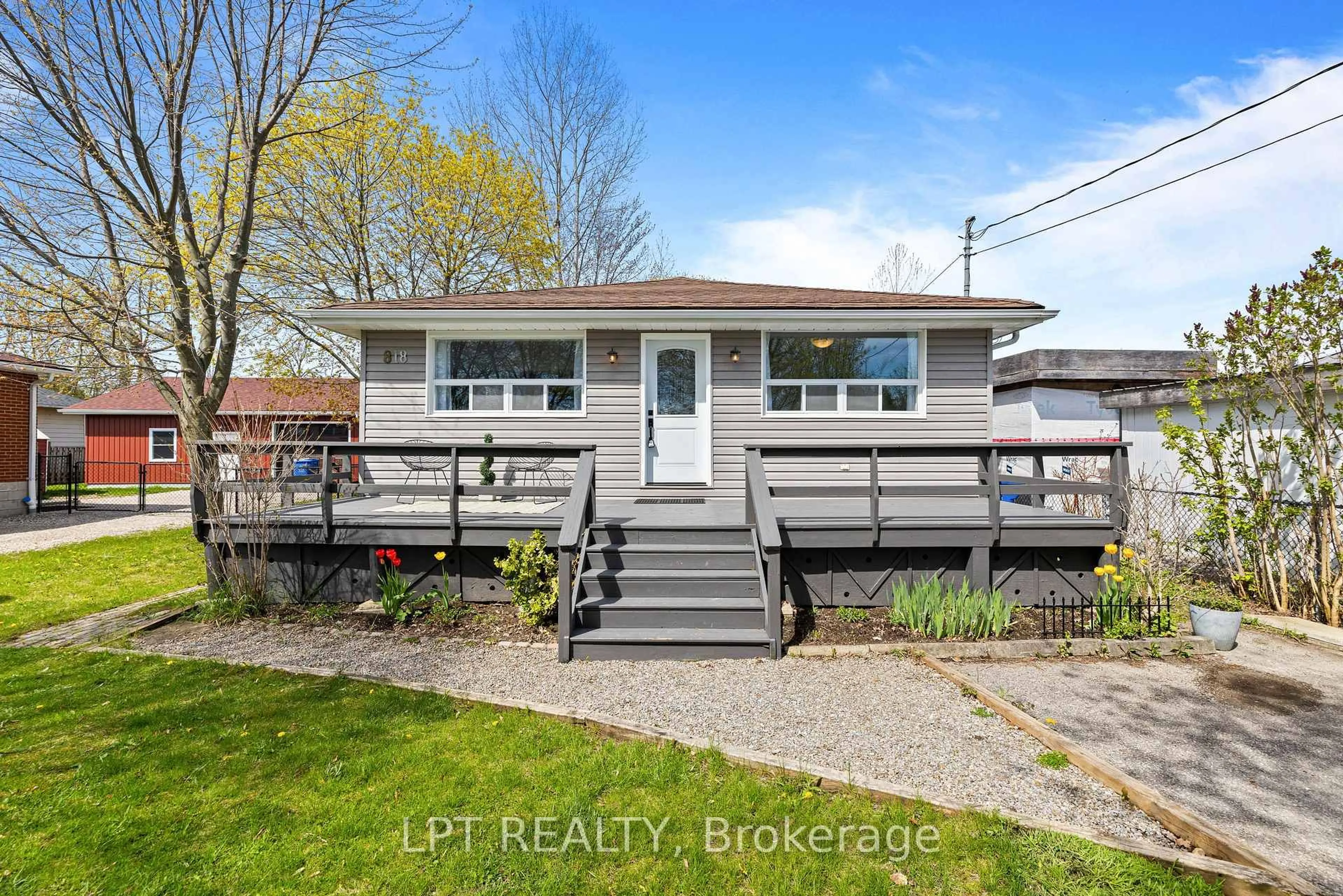 Home with vinyl exterior material, street for 818 Poplar Ave, Georgina Ontario L4P 3E9