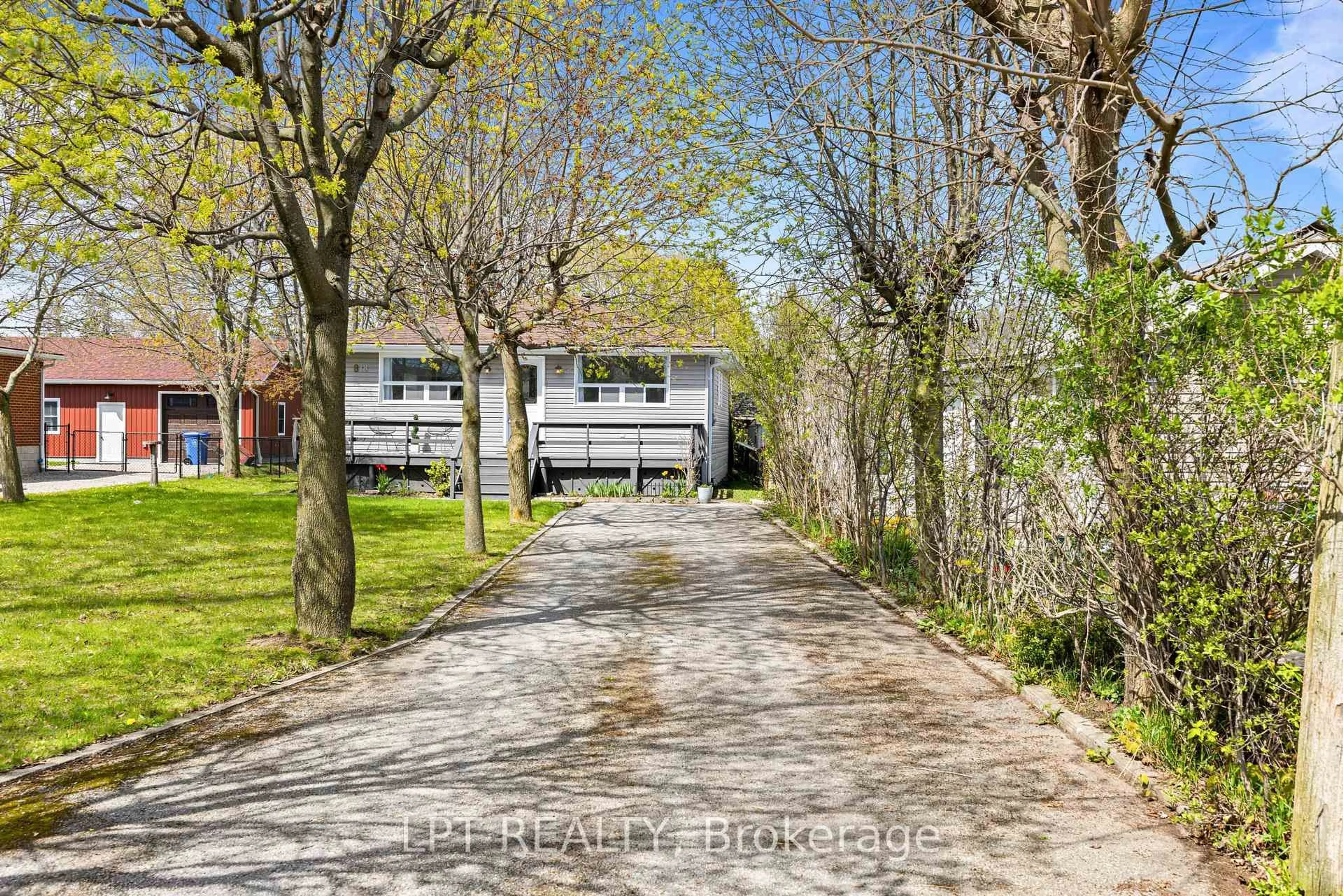 A pic from outside/outdoor area/front of a property/back of a property/a pic from drone, street for 818 Poplar Ave, Georgina Ontario L4P 3E9