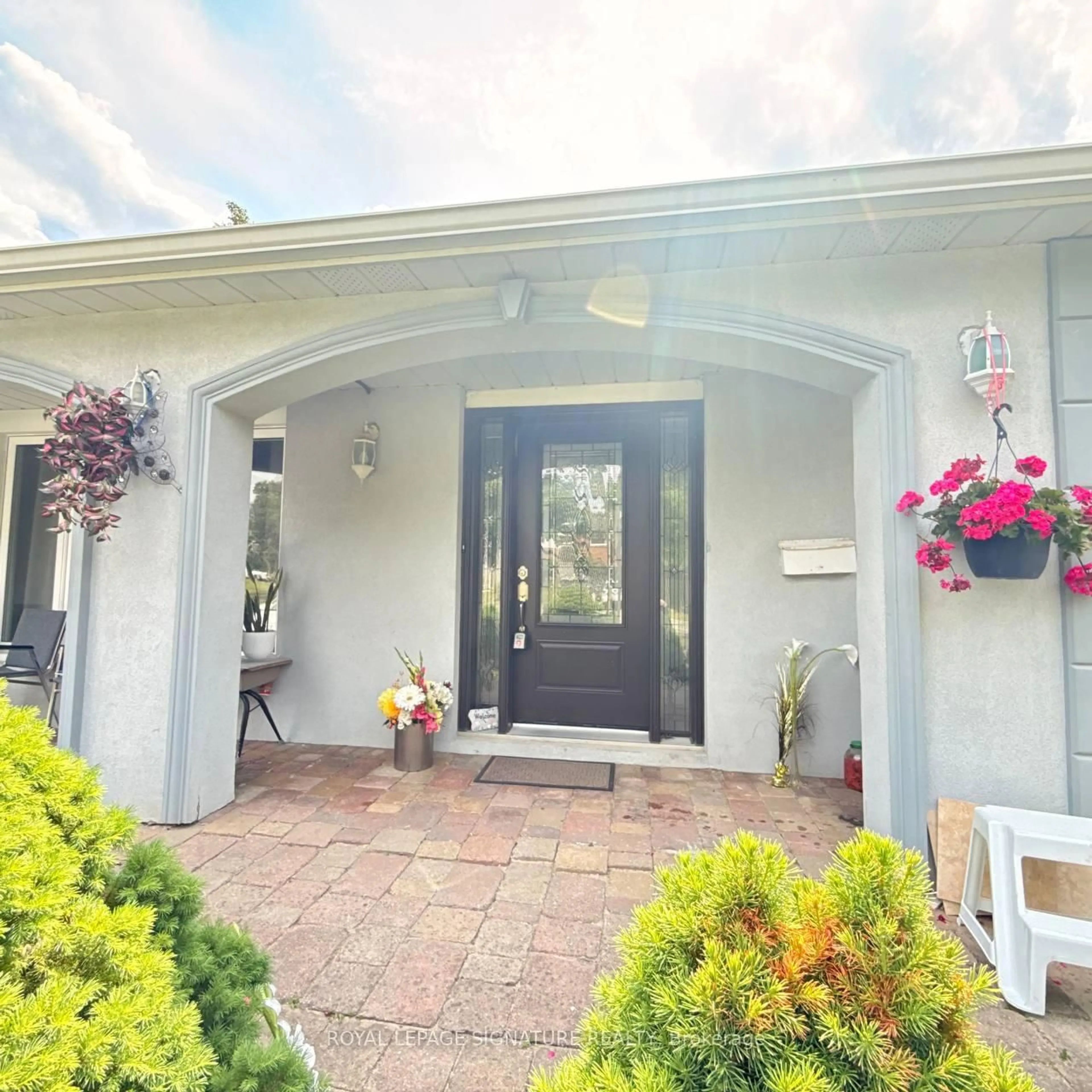 Indoor entryway for 117 Romfield Crct, Markham Ontario L3T 3H7