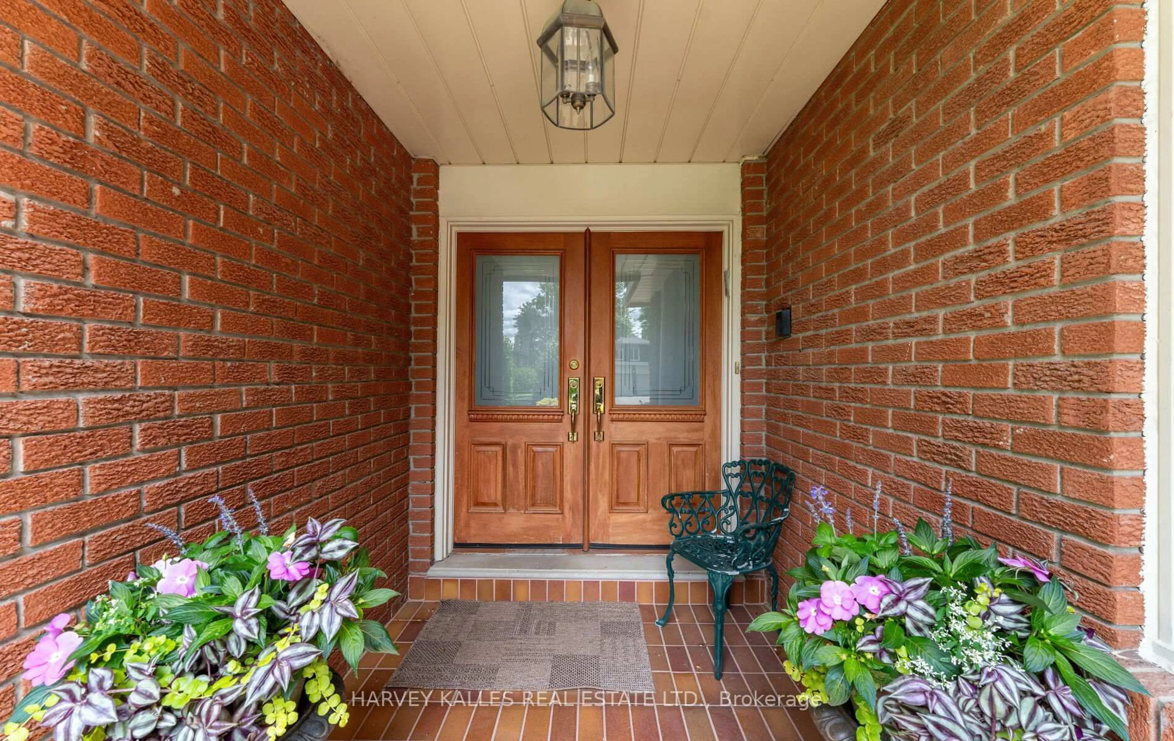 Indoor entryway for 8 Granada Crt, Markham Ontario L3T 4V4