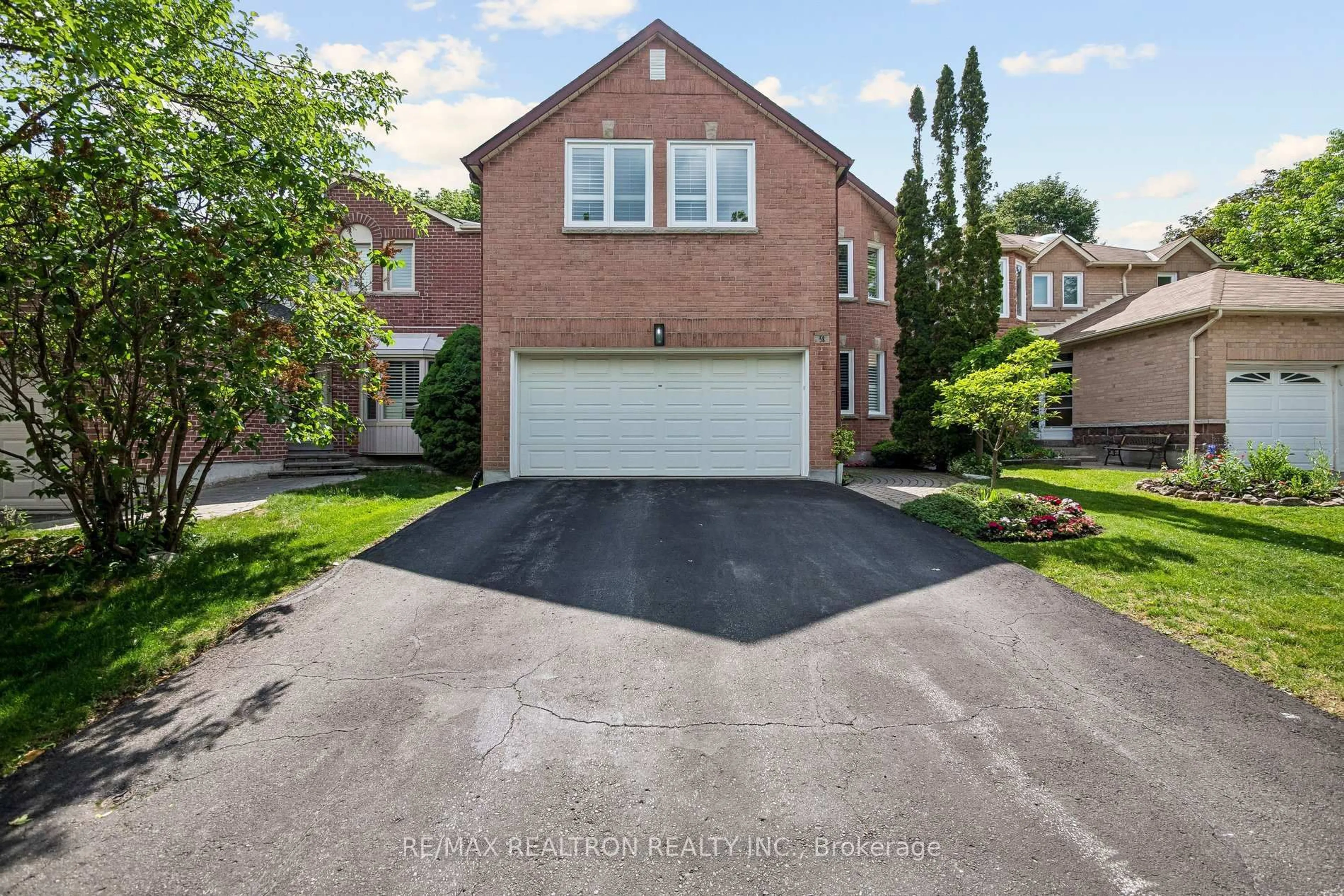 A pic from outside/outdoor area/front of a property/back of a property/a pic from drone, street for 58 Roseborough Cres, Vaughan Ontario L4J 4V1
