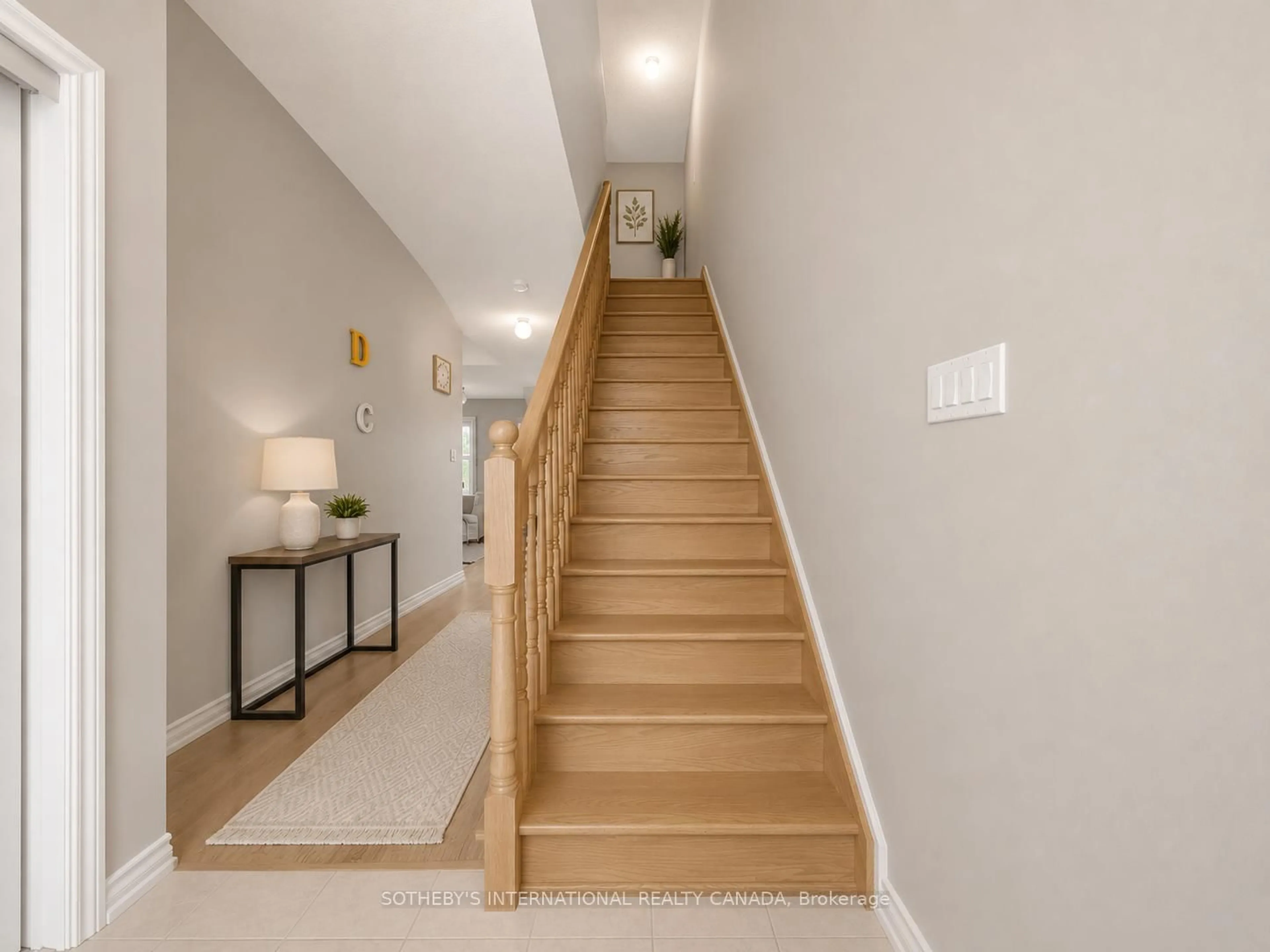 Indoor foyer for 71 Daniele Cres, Bradford West Gwillimbury Ontario L3Z 0V7