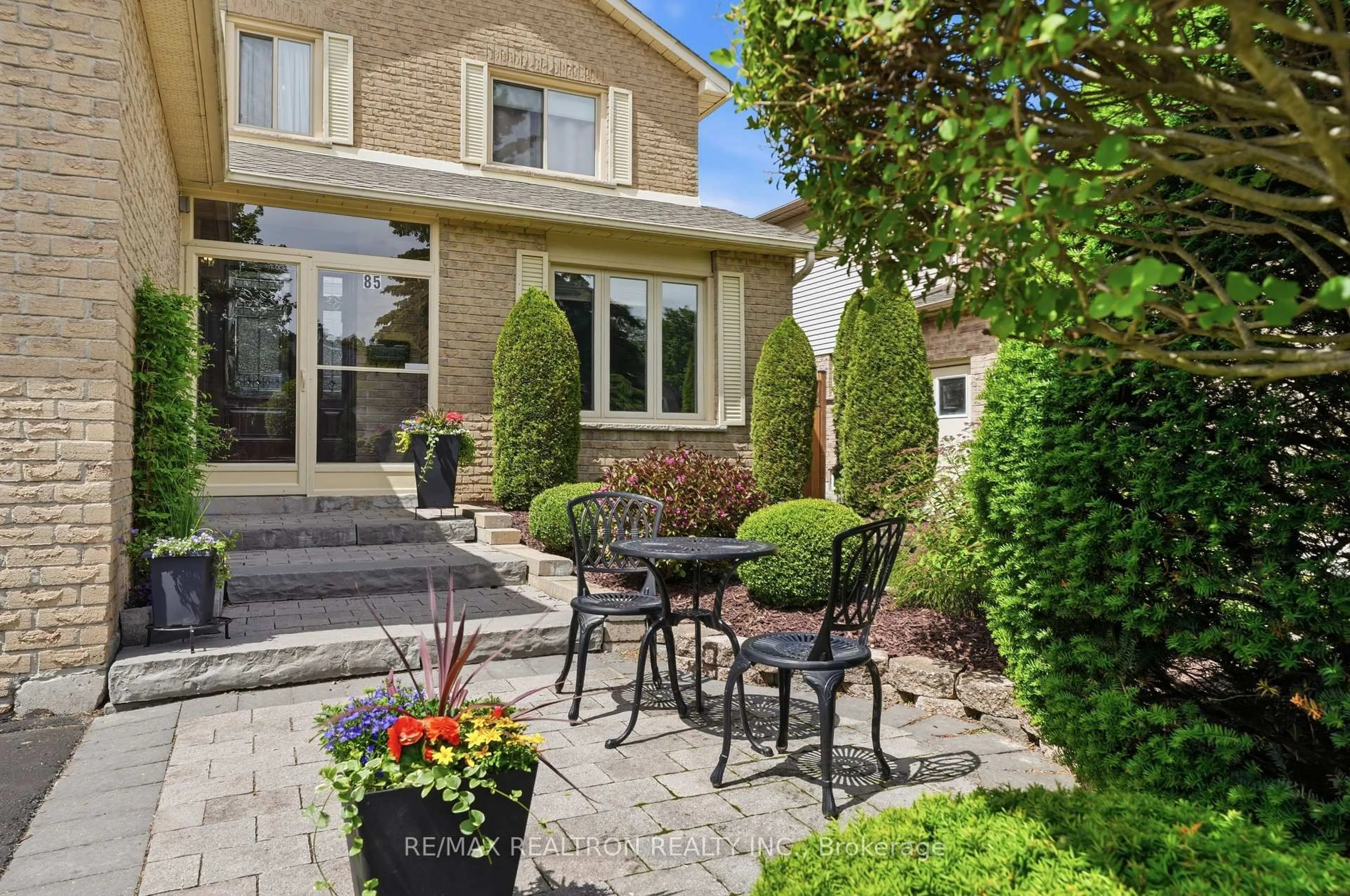 Patio, street for 85 Stiver Dr, Newmarket Ontario L3Y 7W2