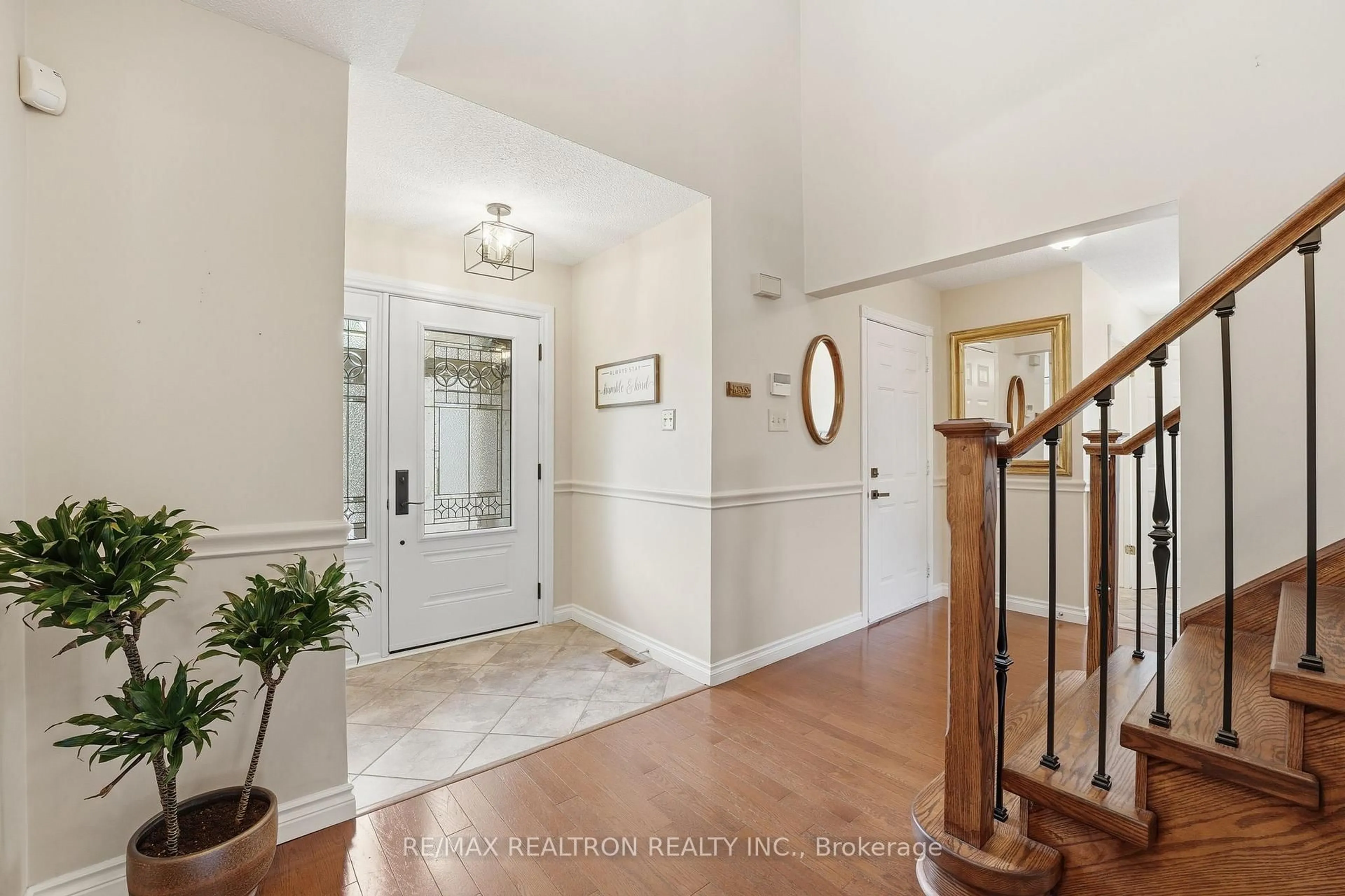 Indoor entryway for 85 Stiver Dr, Newmarket Ontario L3Y 7W2