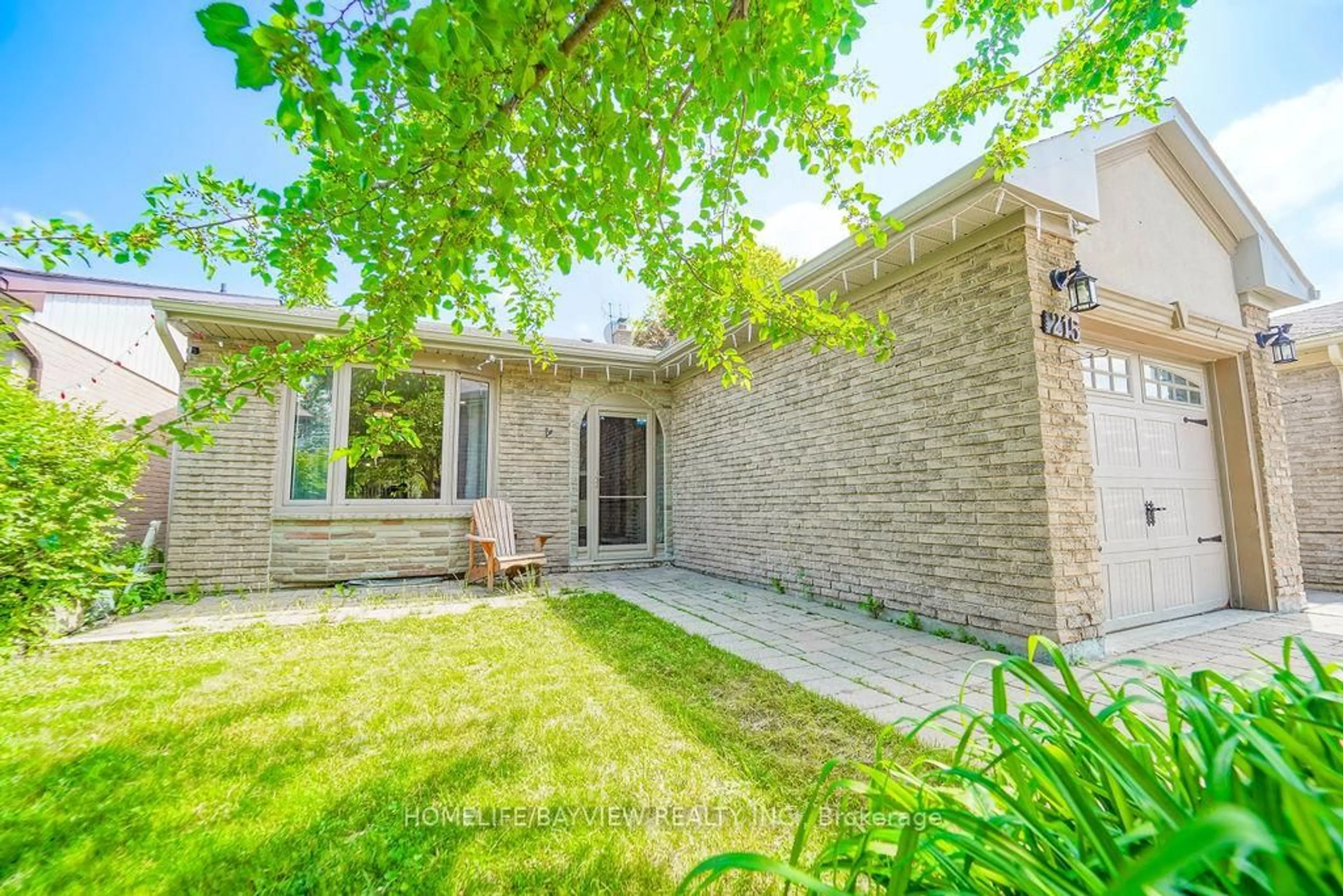 Patio, street for 215 Weldrick Rd, Richmond Hill Ontario L4C 5J2