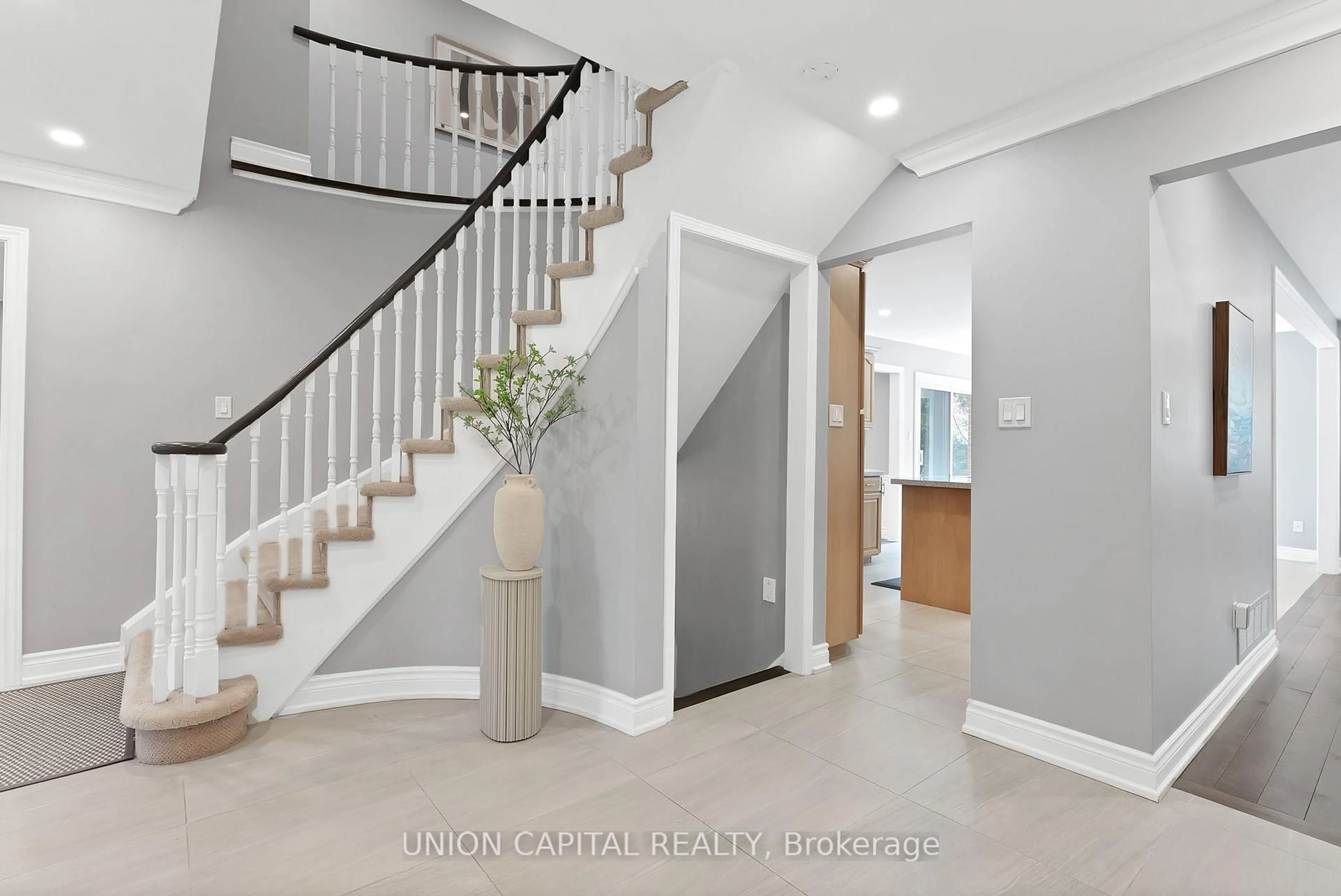 Indoor entryway for 35 Mccarty Cres, Markham Ontario L3P 4R4
