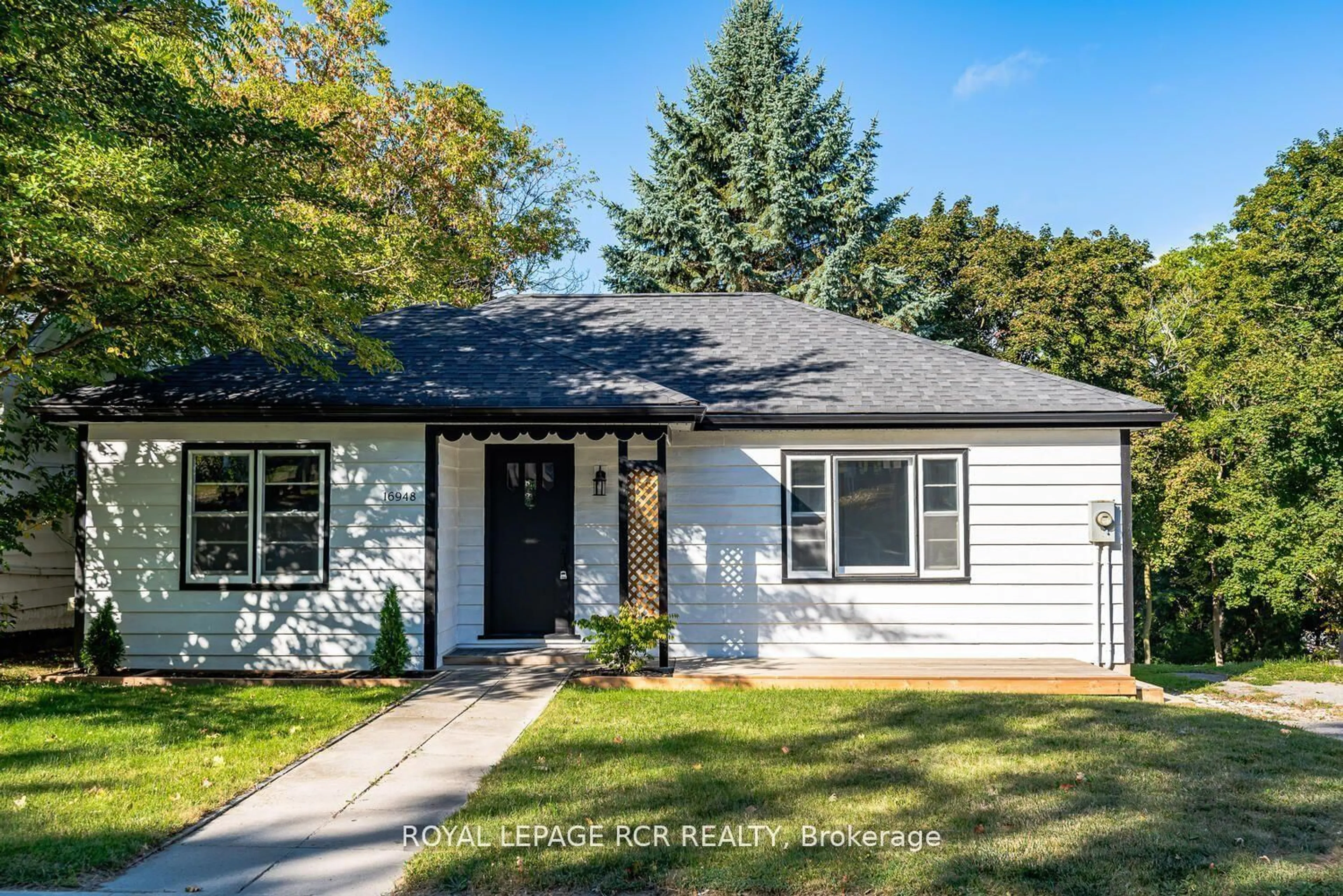 Home with vinyl exterior material, street for 16948 Bayview Ave, Newmarket Ontario L3Y 6M5