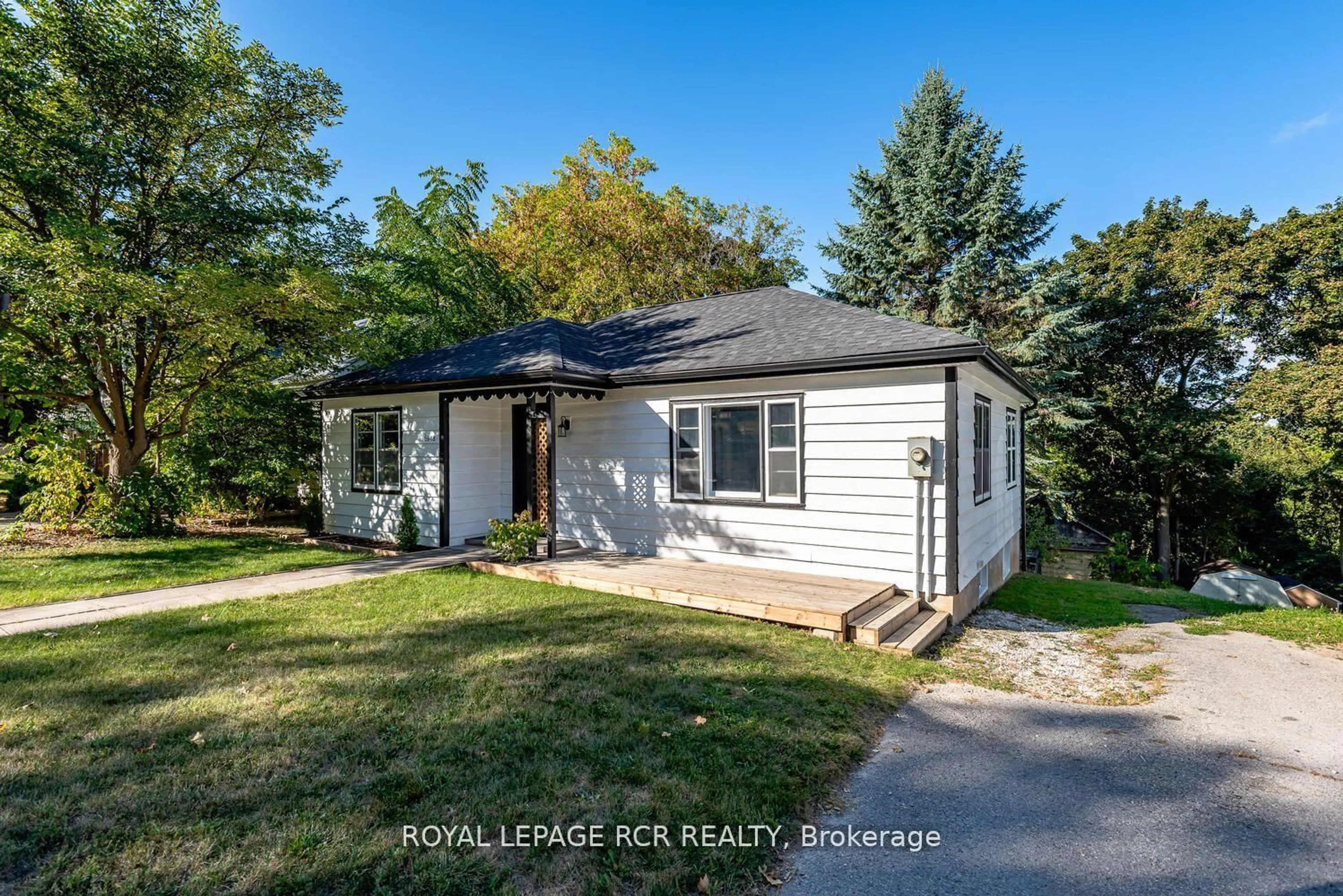 A pic from outside/outdoor area/front of a property/back of a property/a pic from drone, street for 16948 Bayview Ave, Newmarket Ontario L3Y 6M5