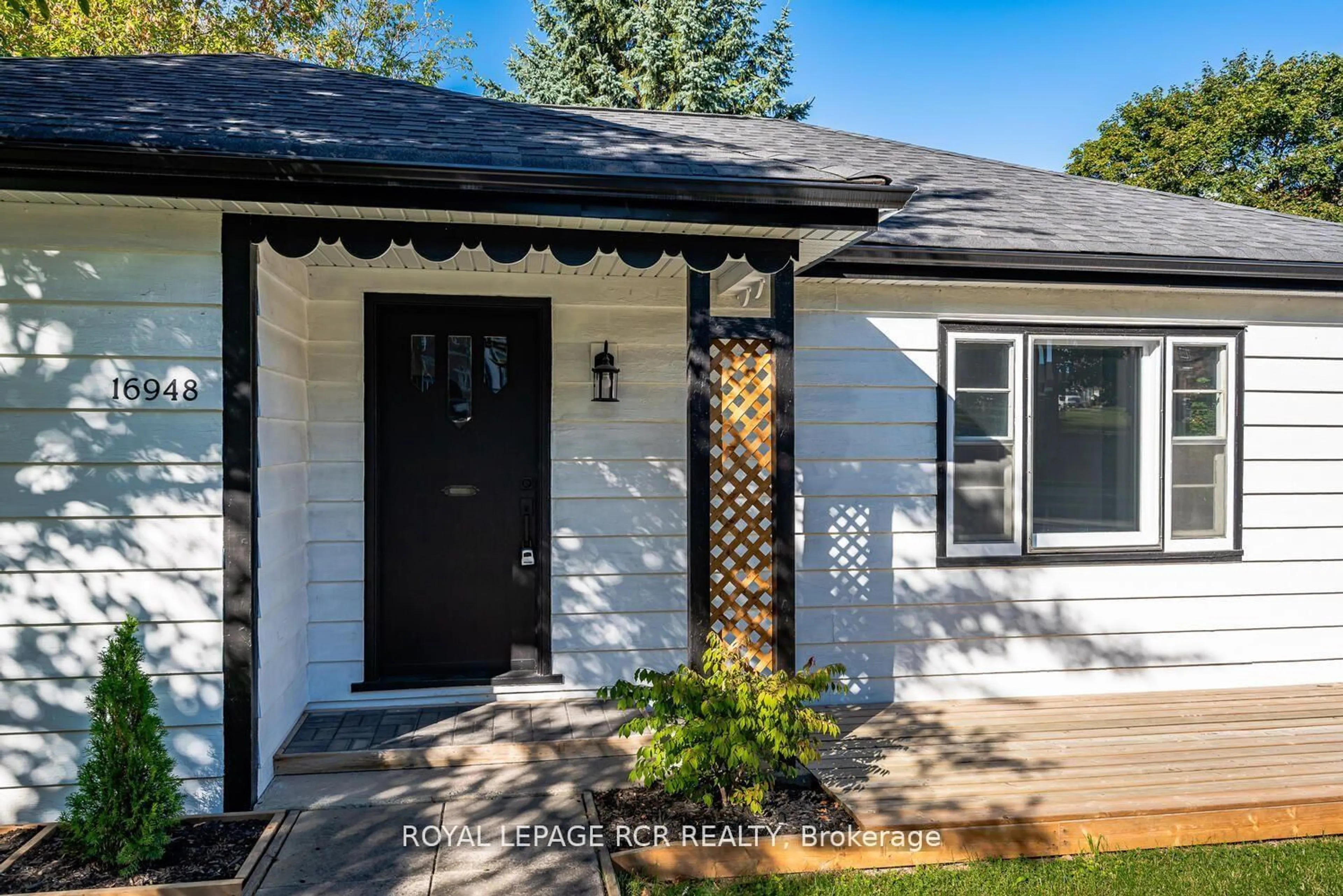 Home with vinyl exterior material, street for 16948 Bayview Ave, Newmarket Ontario L3Y 6M5