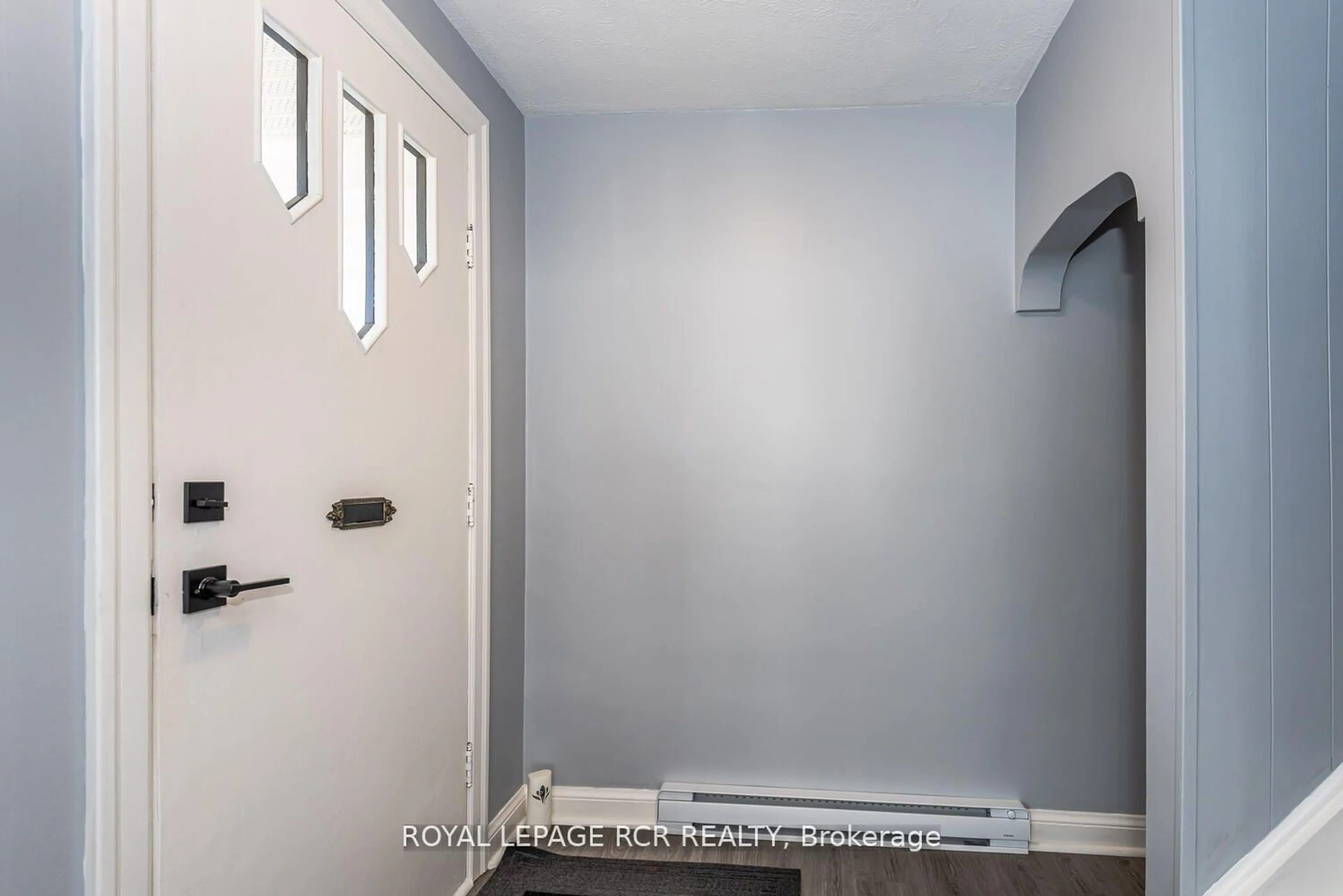Indoor entryway for 16948 Bayview Ave, Newmarket Ontario L3Y 6M5