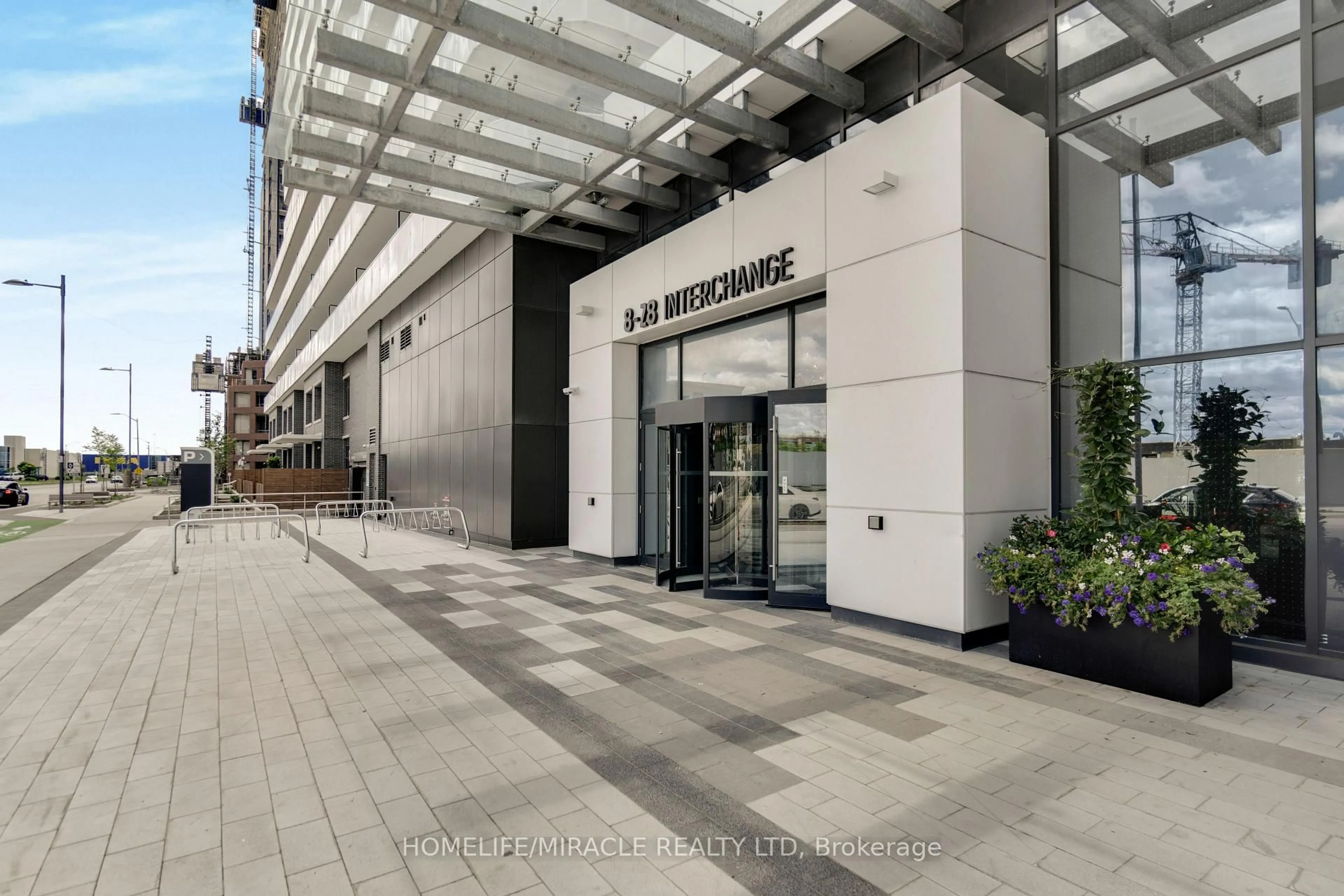 Indoor foyer for 28 Interchange Way #702, Vaughan Ontario L4K 0P8