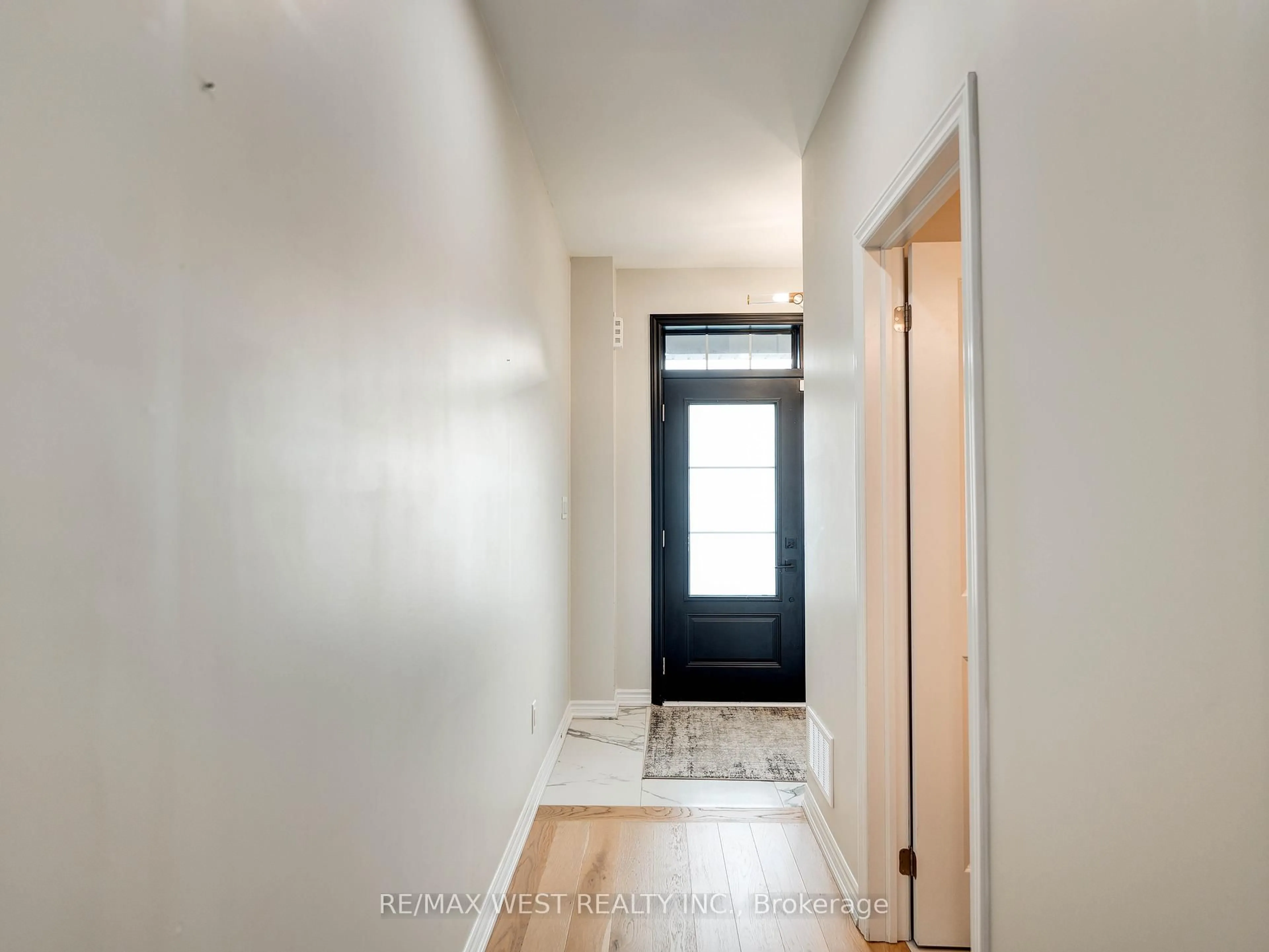 Indoor entryway for 1525 Prentice Rd, Innisfil Ontario L9S 0R3