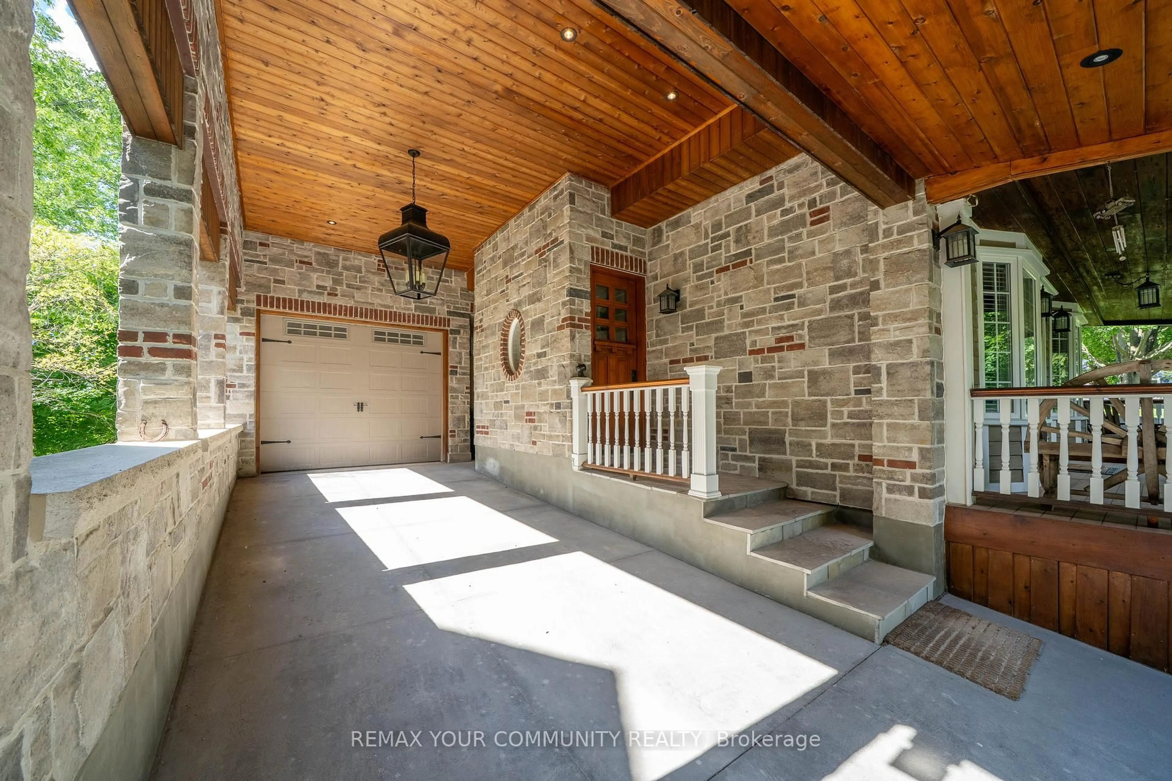 Indoor entryway for 124 Elmpine Tr, King Ontario L7B 1K4