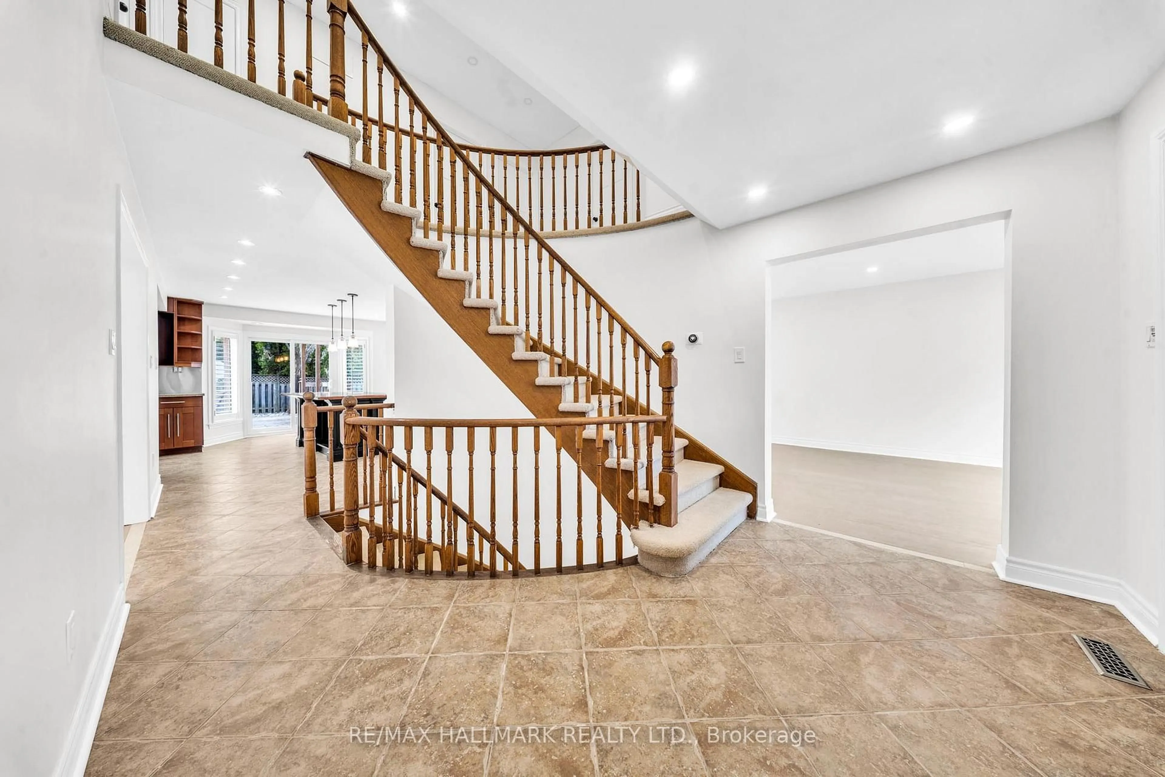 Unknown for 29 Petch Cres, Aurora Ontario L4G 5P4