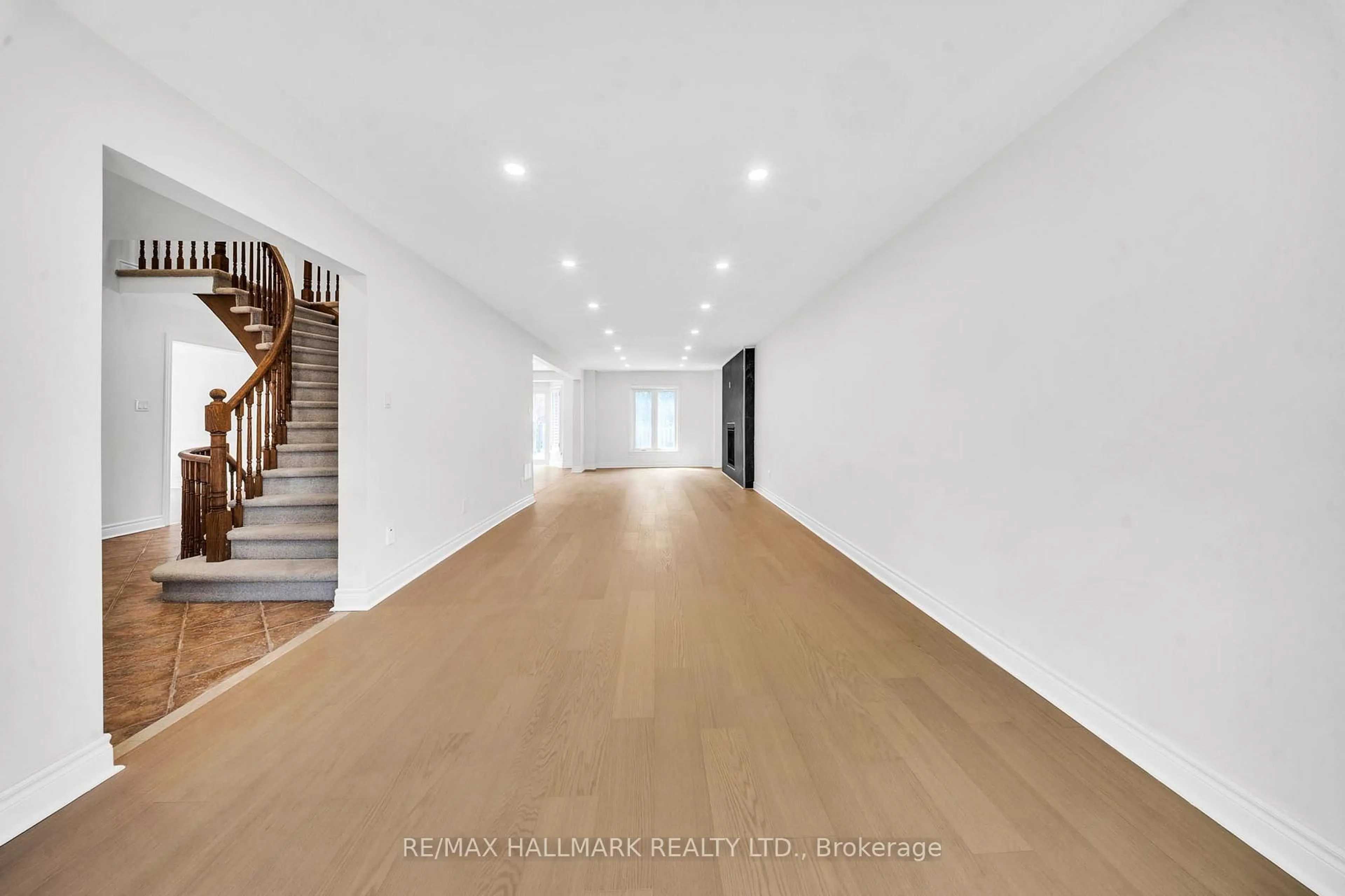 Indoor foyer for 29 Petch Cres, Aurora Ontario L4G 5P4