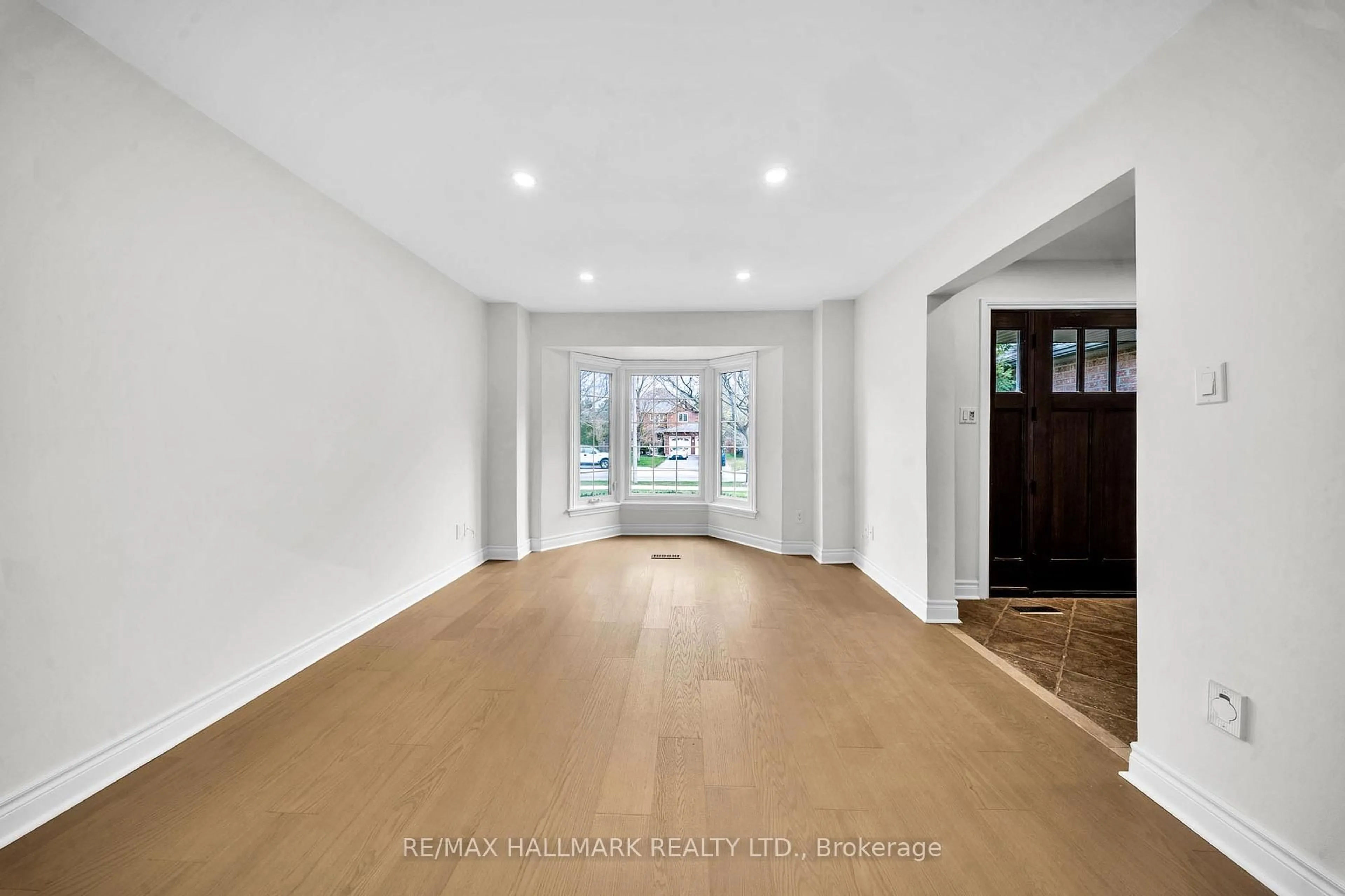 Indoor entryway for 29 Petch Cres, Aurora Ontario L4G 5P4