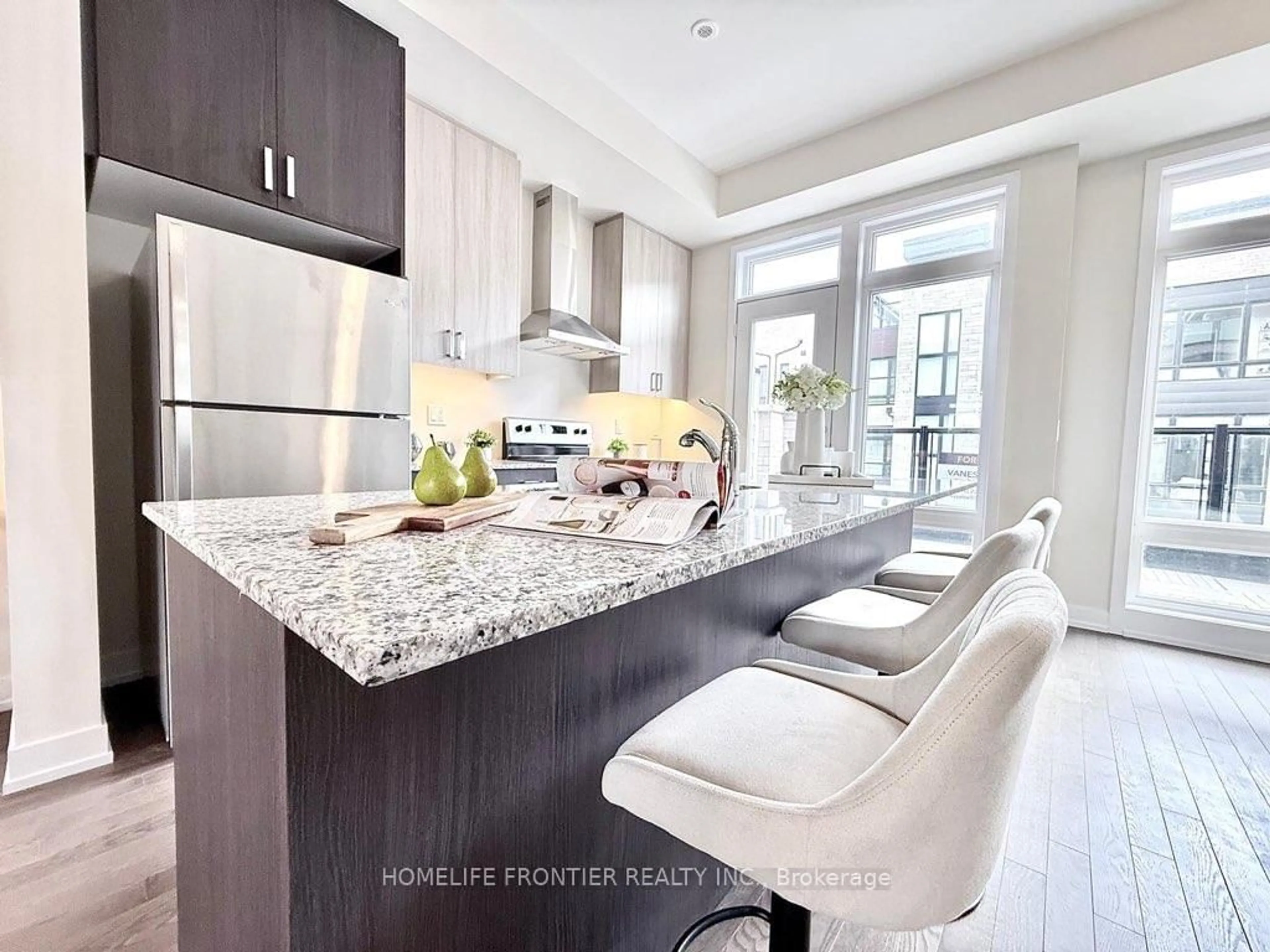 Contemporary kitchen, unknown for 39 Credit Lane, Richmond Hill Ontario L4E 1G9
