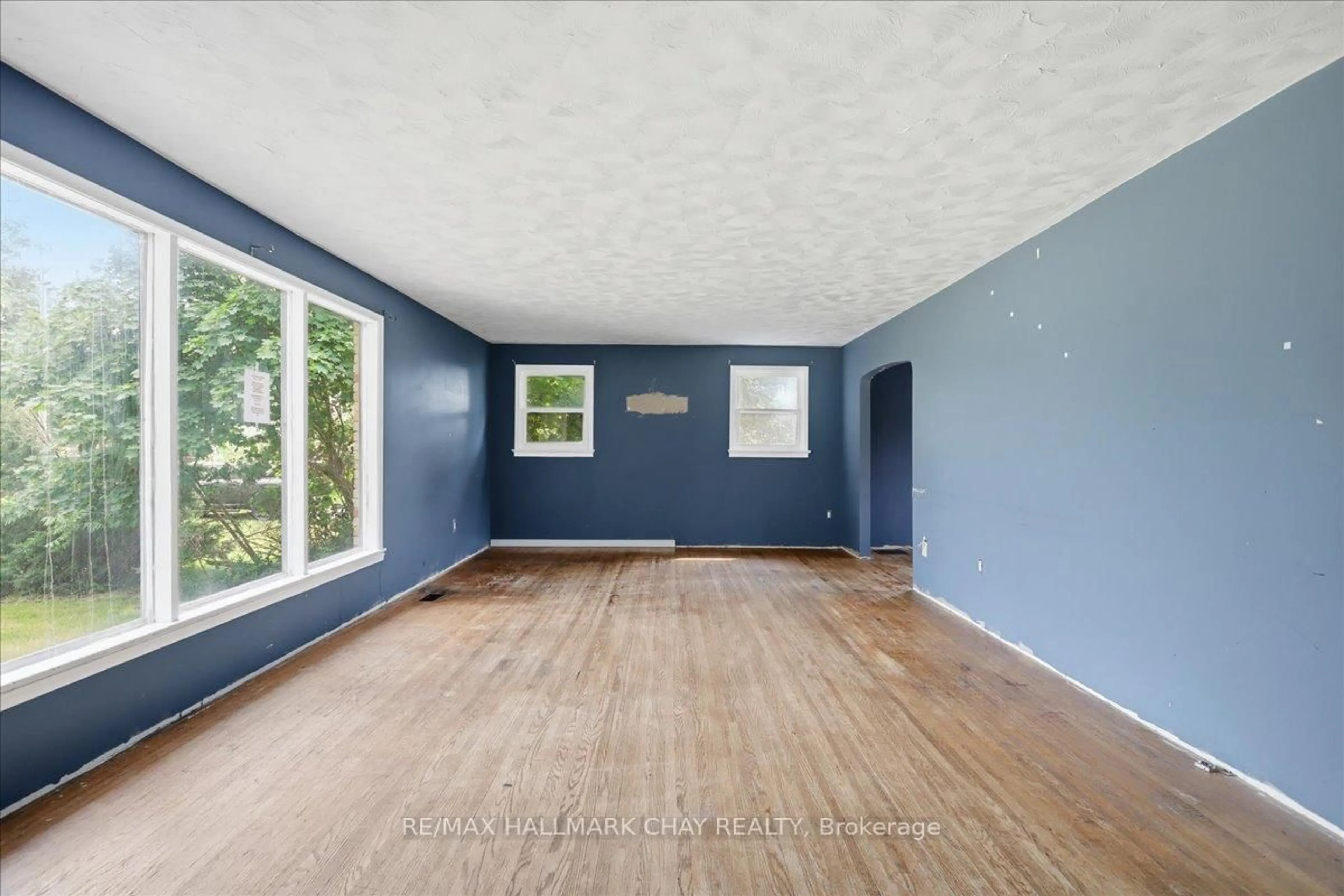 A pic of a room for 992 Ewart St, Innisfil Ontario L0L 1C0